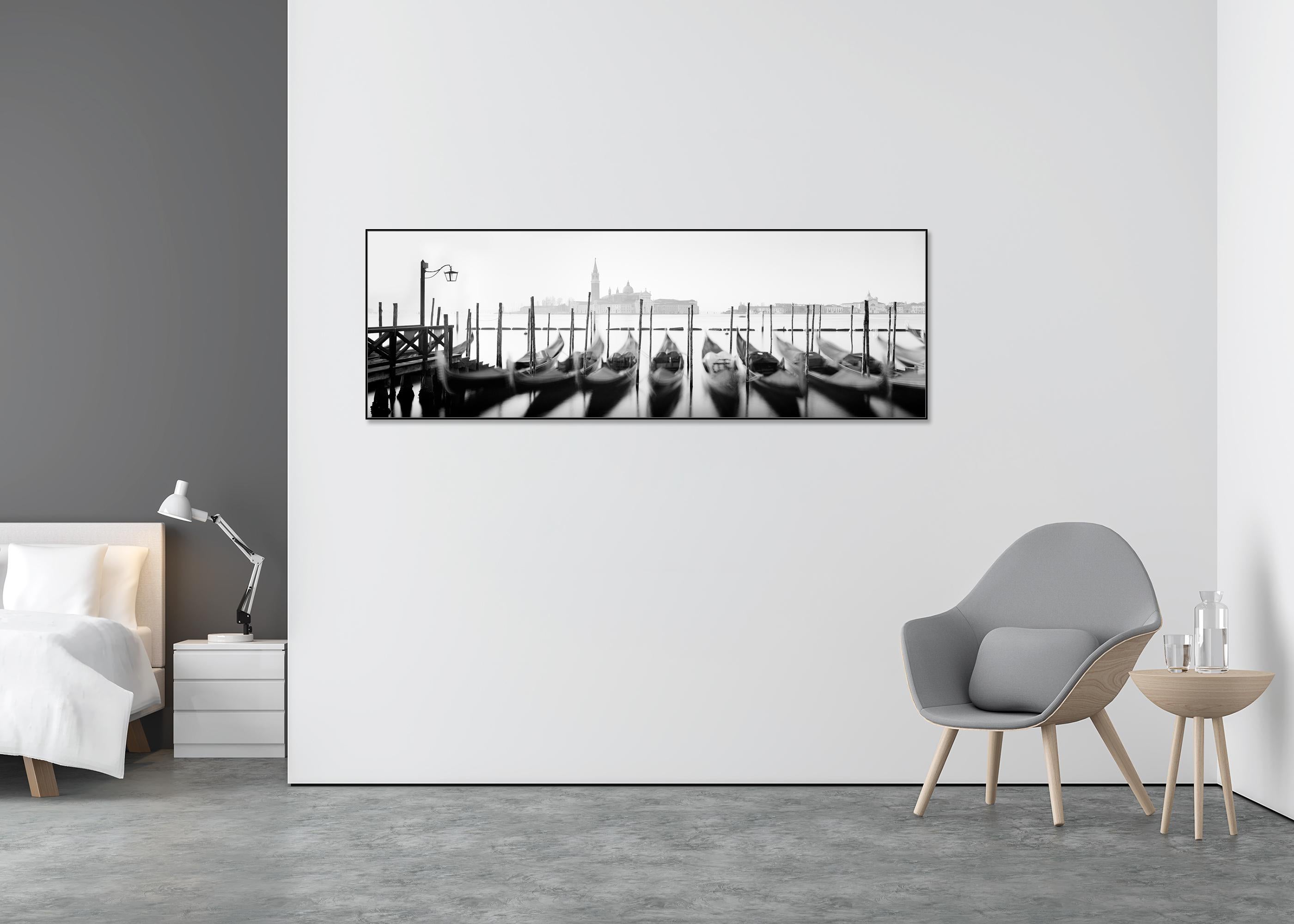Douze gondoles, Venise, photographie panoramique en noir et blanc, édition limitée - Gris Landscape Photograph par Gerald Berghammer