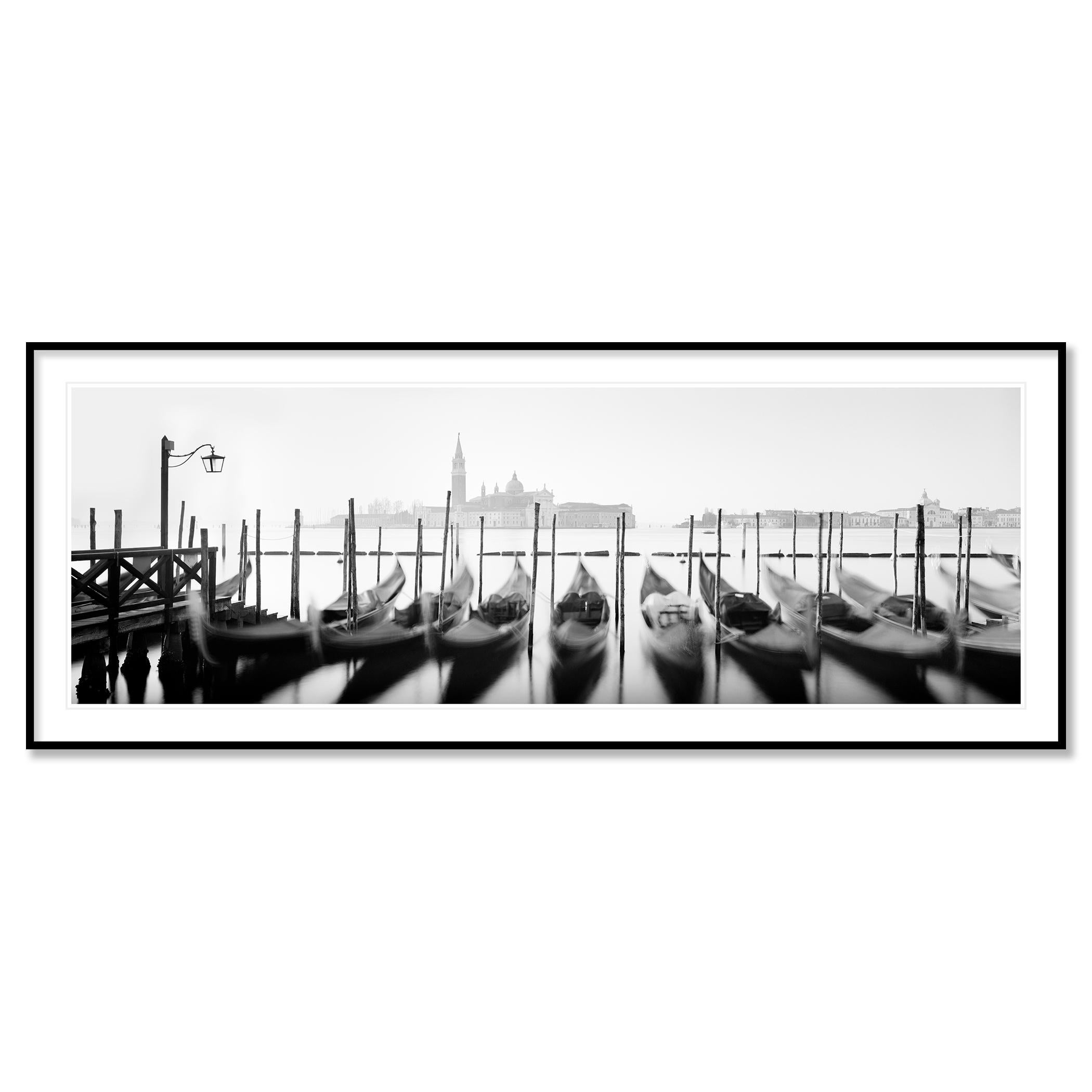 Douze gondoles, Venise, photographie panoramique en noir et blanc, édition limitée en vente 1