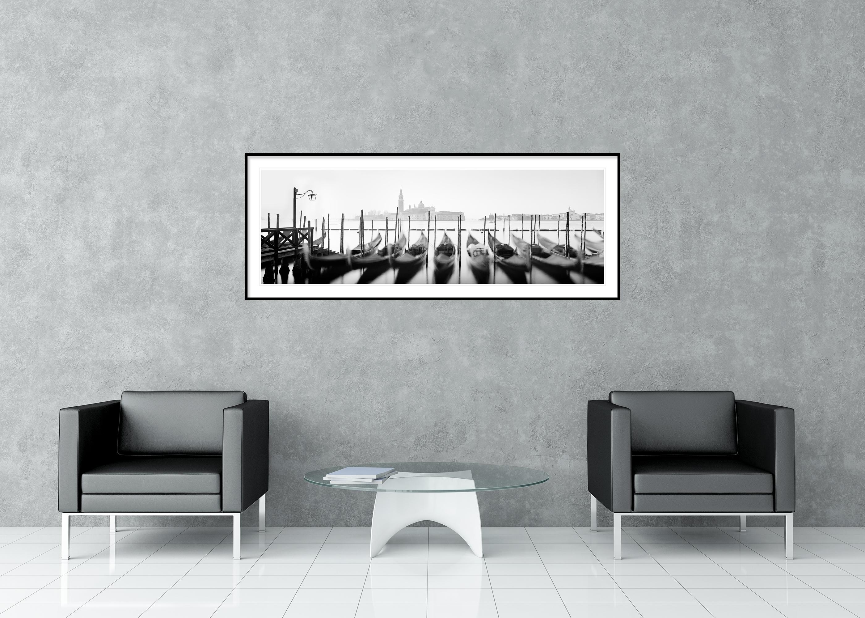 Douze gondoles, Venise, photographie panoramique en noir et blanc, édition limitée en vente 2