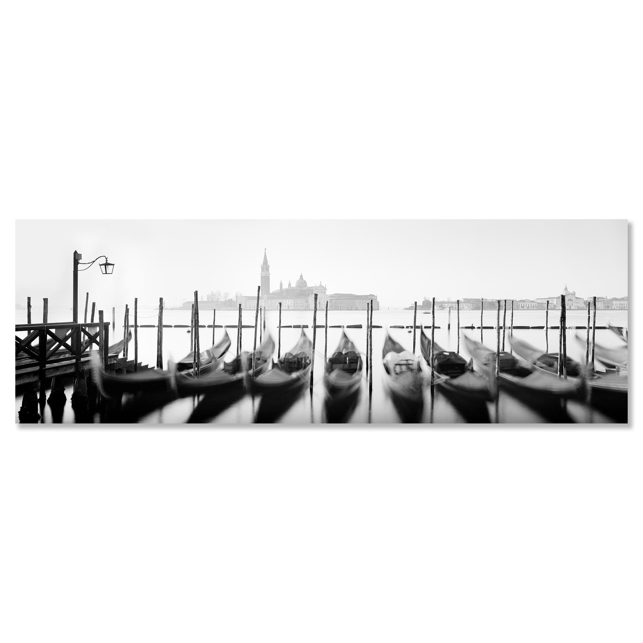 Douze gondoles, Venise, photographie panoramique en noir et blanc, édition limitée en vente 3