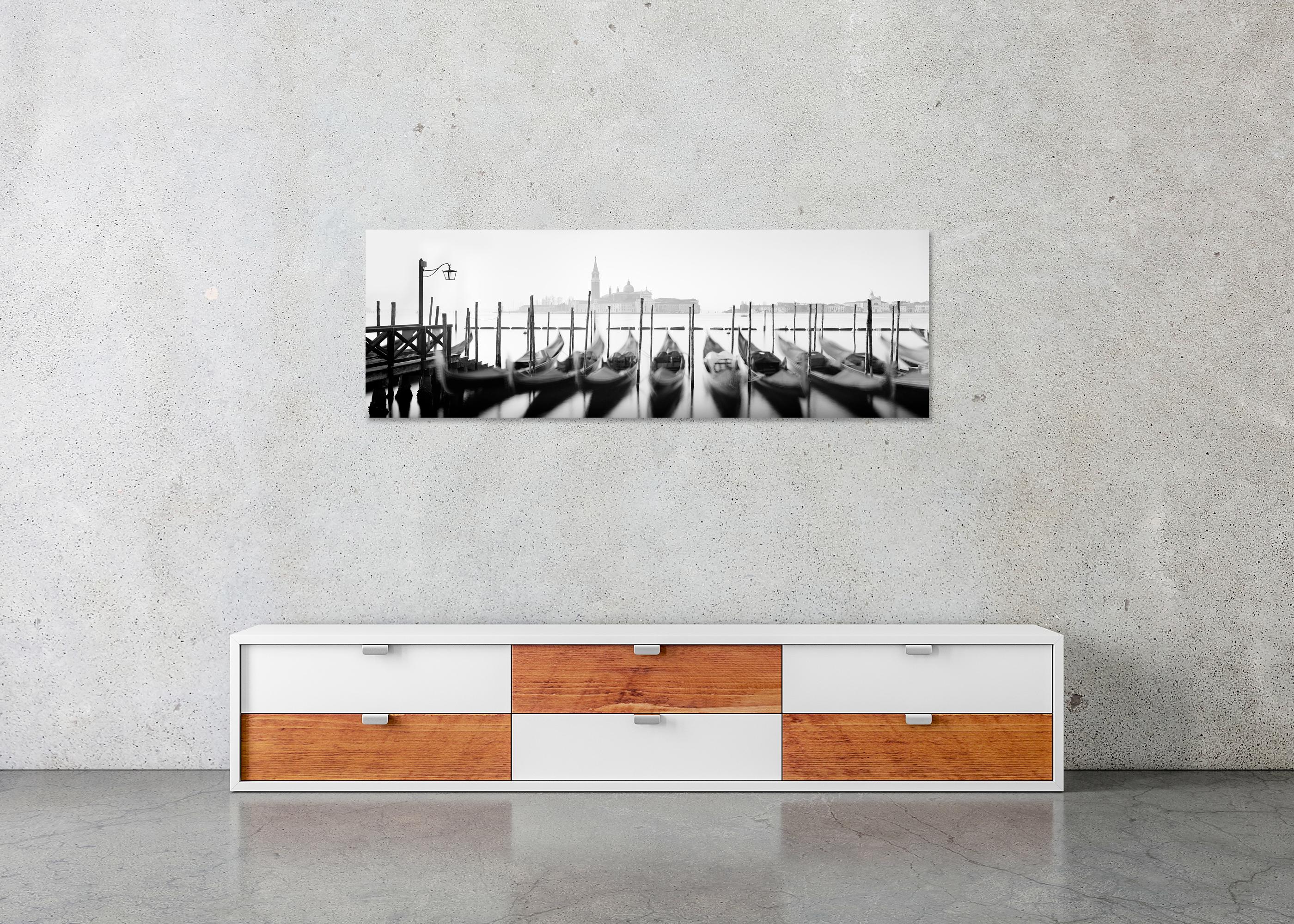 Douze gondoles, Venise, photographie panoramique en noir et blanc, édition limitée en vente 4