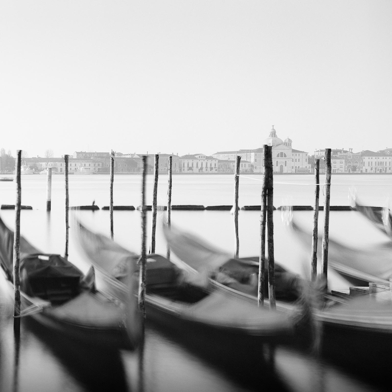 Zwölf Gondolas, Venedig, Schwarz-Weiß- Panoramenfotografie, limitierte Auflage im Angebot 5