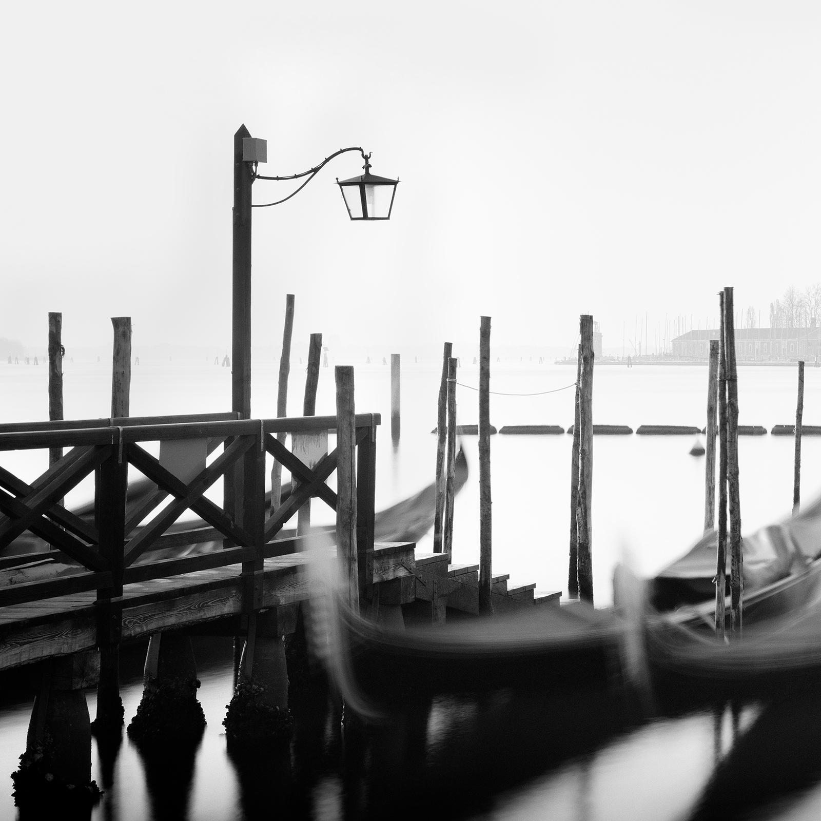 Zwölf Gondolas, Venedig, Schwarz-Weiß- Panoramenfotografie, limitierte Auflage im Angebot 4