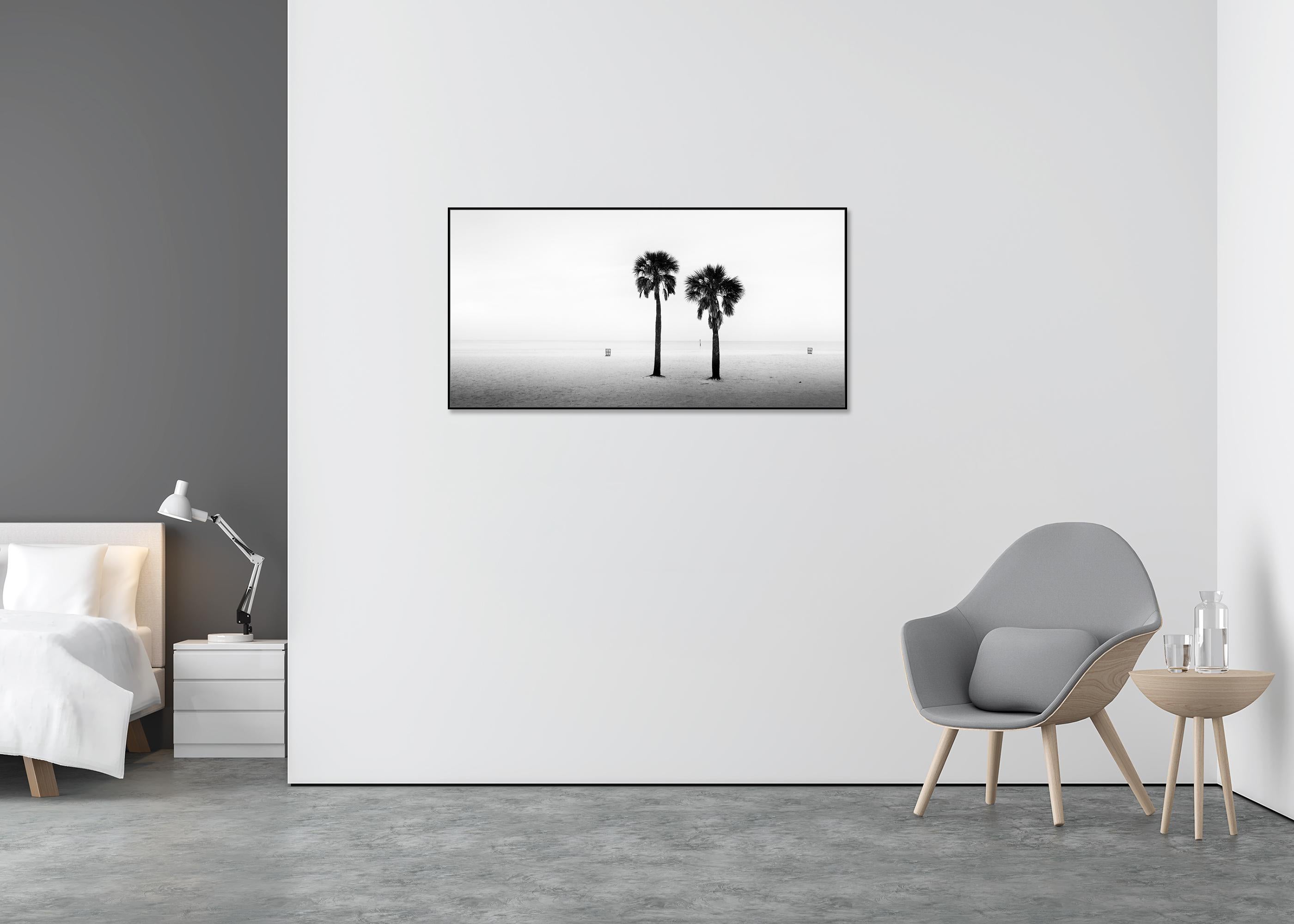 Two Palms, spiaggia deserta, Florida, USA, fotografia di paesaggio in bianco e nero - Landscape Photograph Grigio di Gerald Berghammer