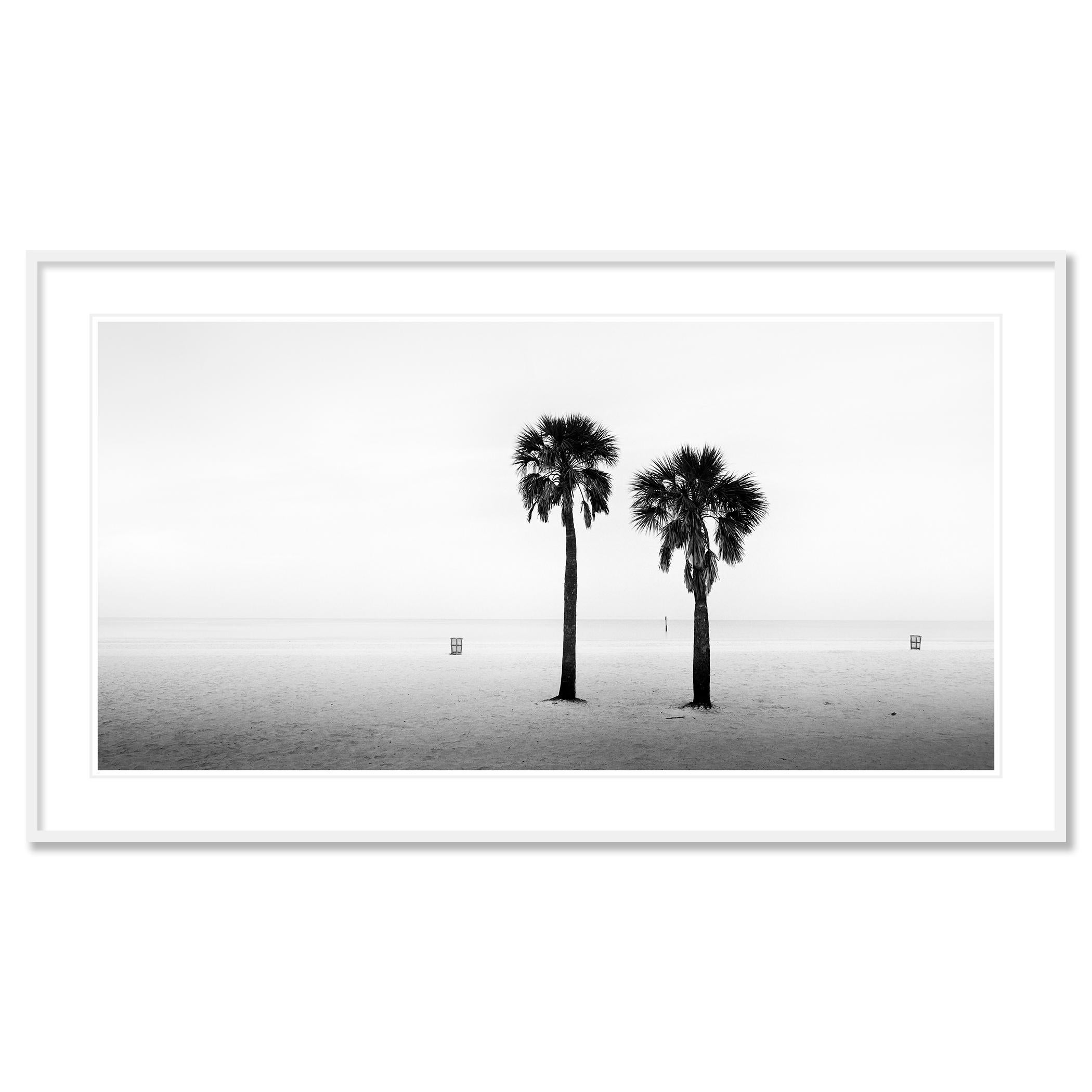 Two Palms, spiaggia deserta, Florida, USA, fotografia di paesaggio in bianco e nero in vendita 1