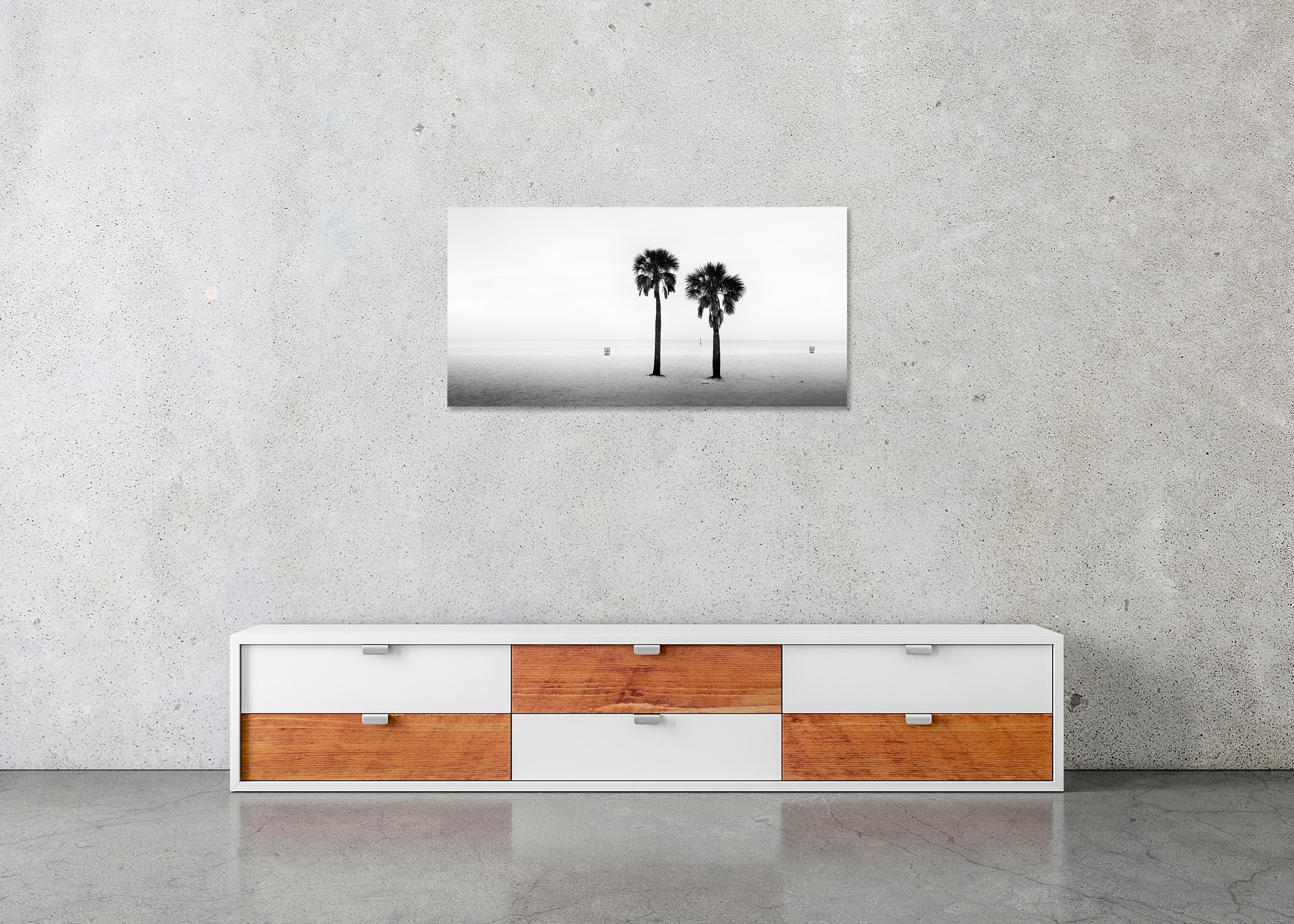 Two Palms, spiaggia deserta, Florida, USA, fotografia di paesaggio in bianco e nero in vendita 4