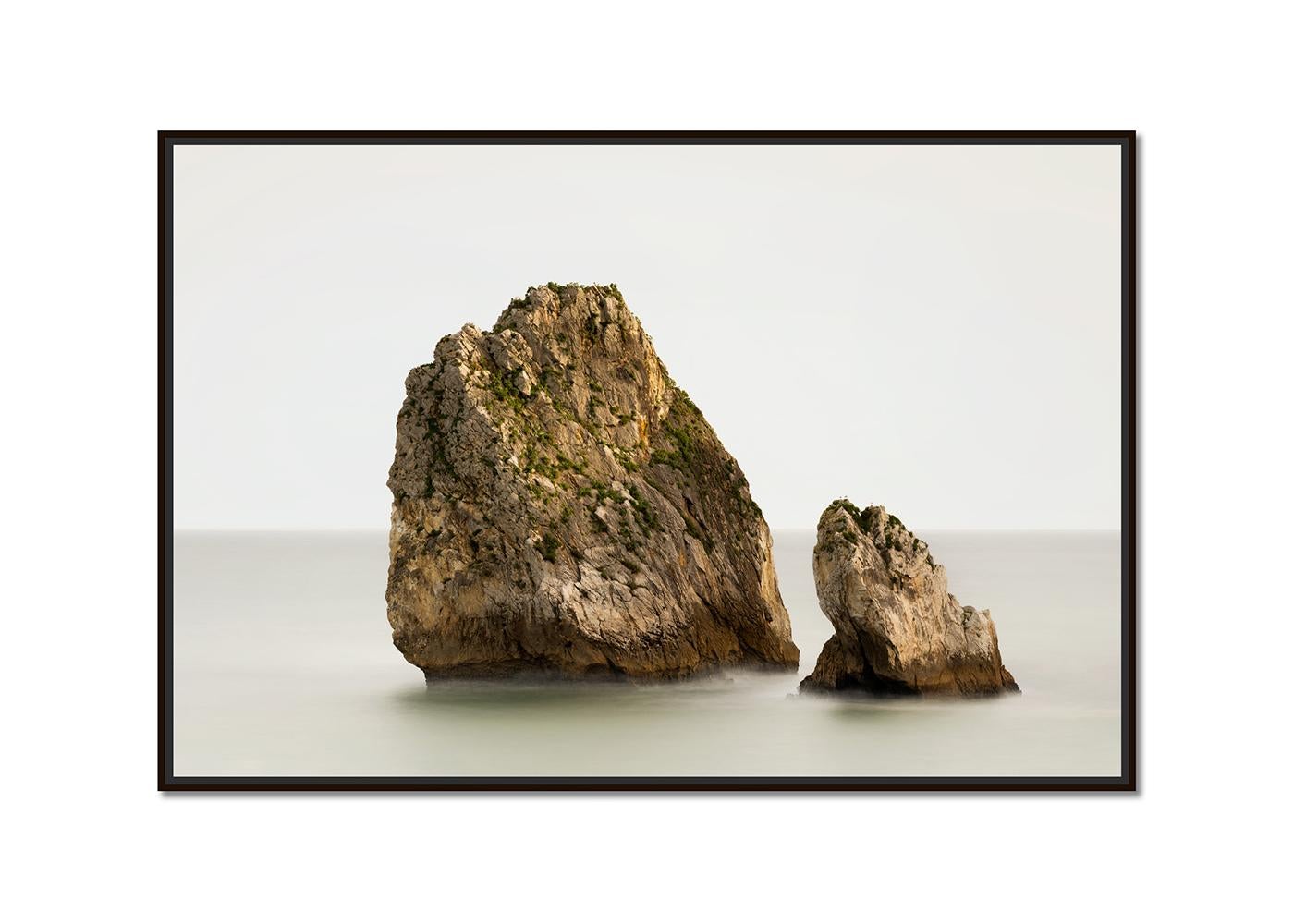Zwei Fels in the Ocean, großformatige Meereslandschaftsfotografie, limitierte Auflage – Photograph von Gerald Berghammer