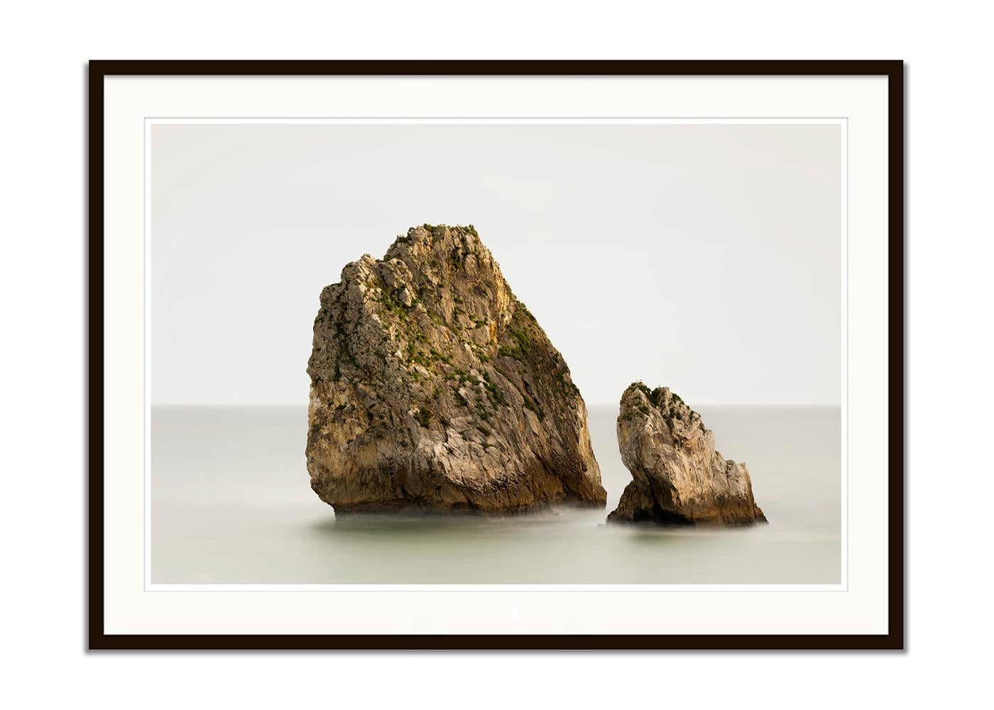 Zwei Fels in the Ocean, großformatige Meereslandschaftsfotografie, limitierte Auflage (Beige), Landscape Photograph, von Gerald Berghammer