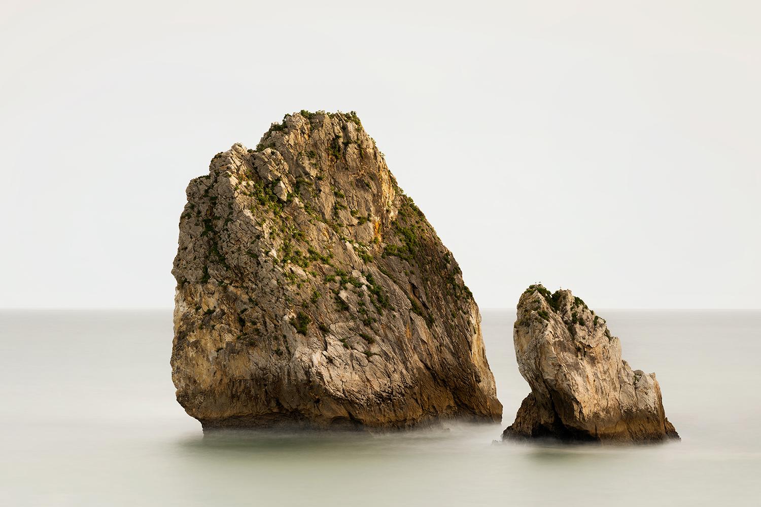 Gerald Berghammer Landscape Photograph – Zwei Fels in the Ocean, großformatige Meereslandschaftsfotografie, limitierte Auflage