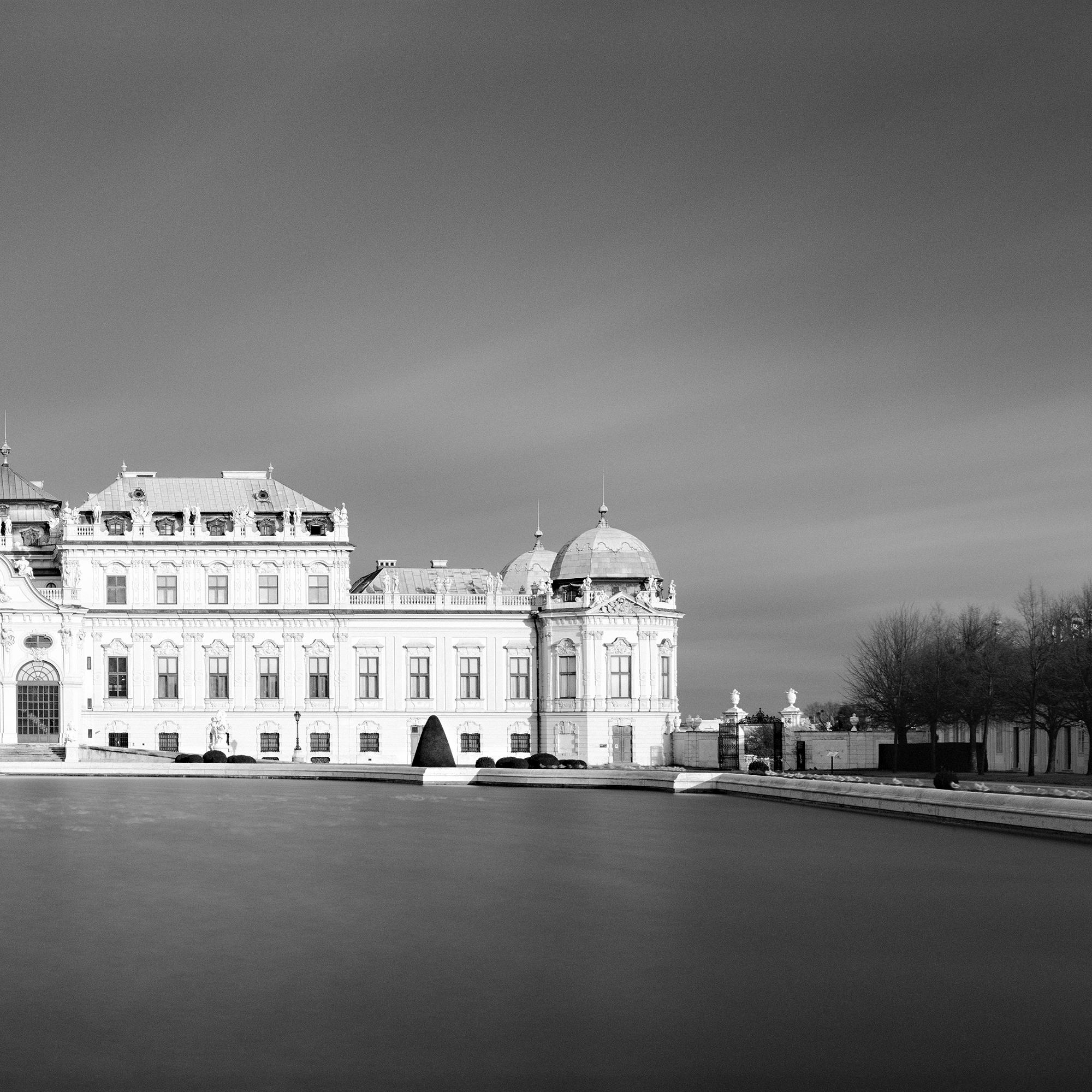 Oberes Belvedere, Panorama, dunkler Himmel, Wien, schwarz-weiß Landschaftsfotografie im Angebot 5