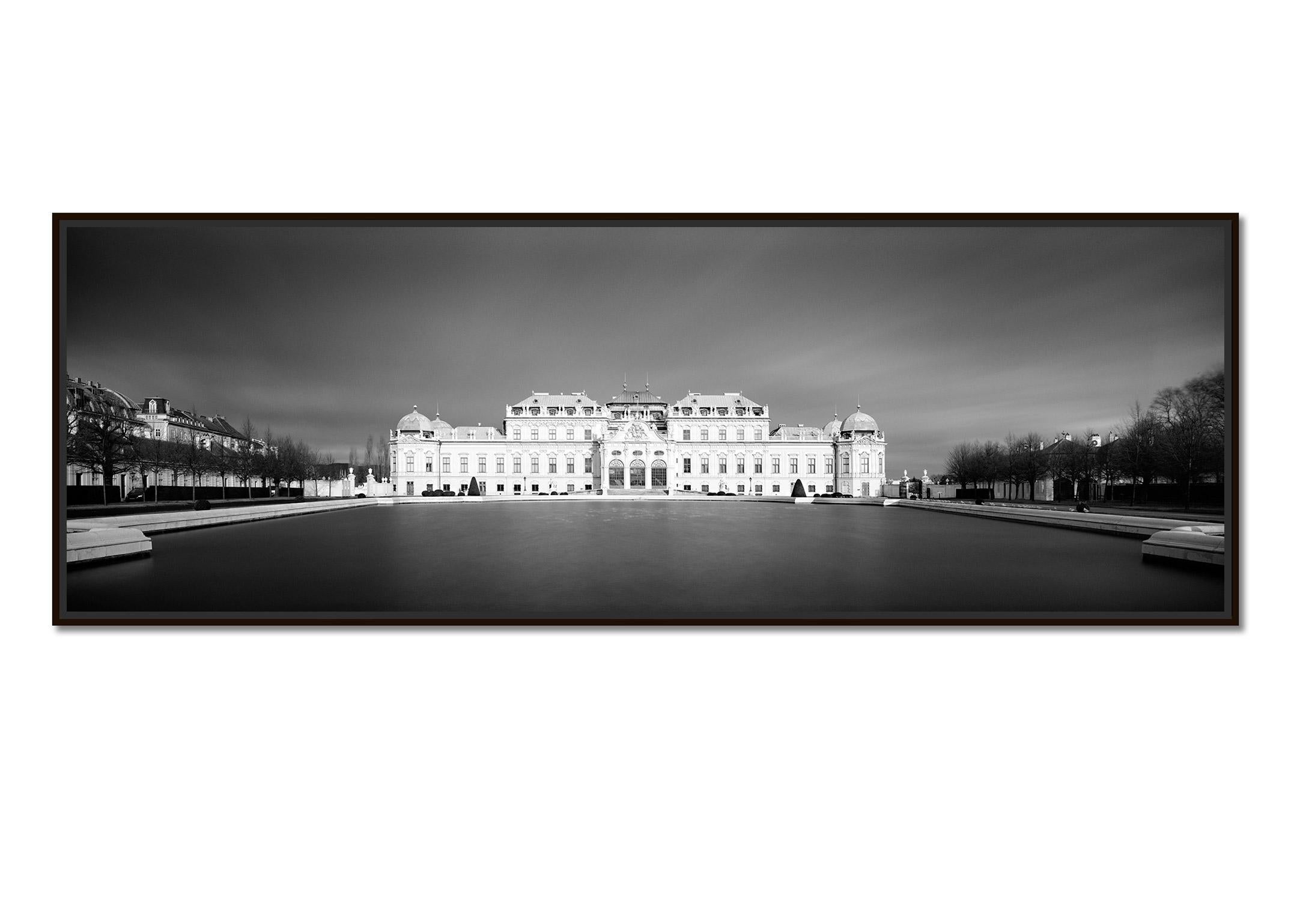 Oberes Belvedere, Panorama, dunkler Himmel, Wien, schwarz-weiß Landschaftsfotografie – Photograph von Gerald Berghammer