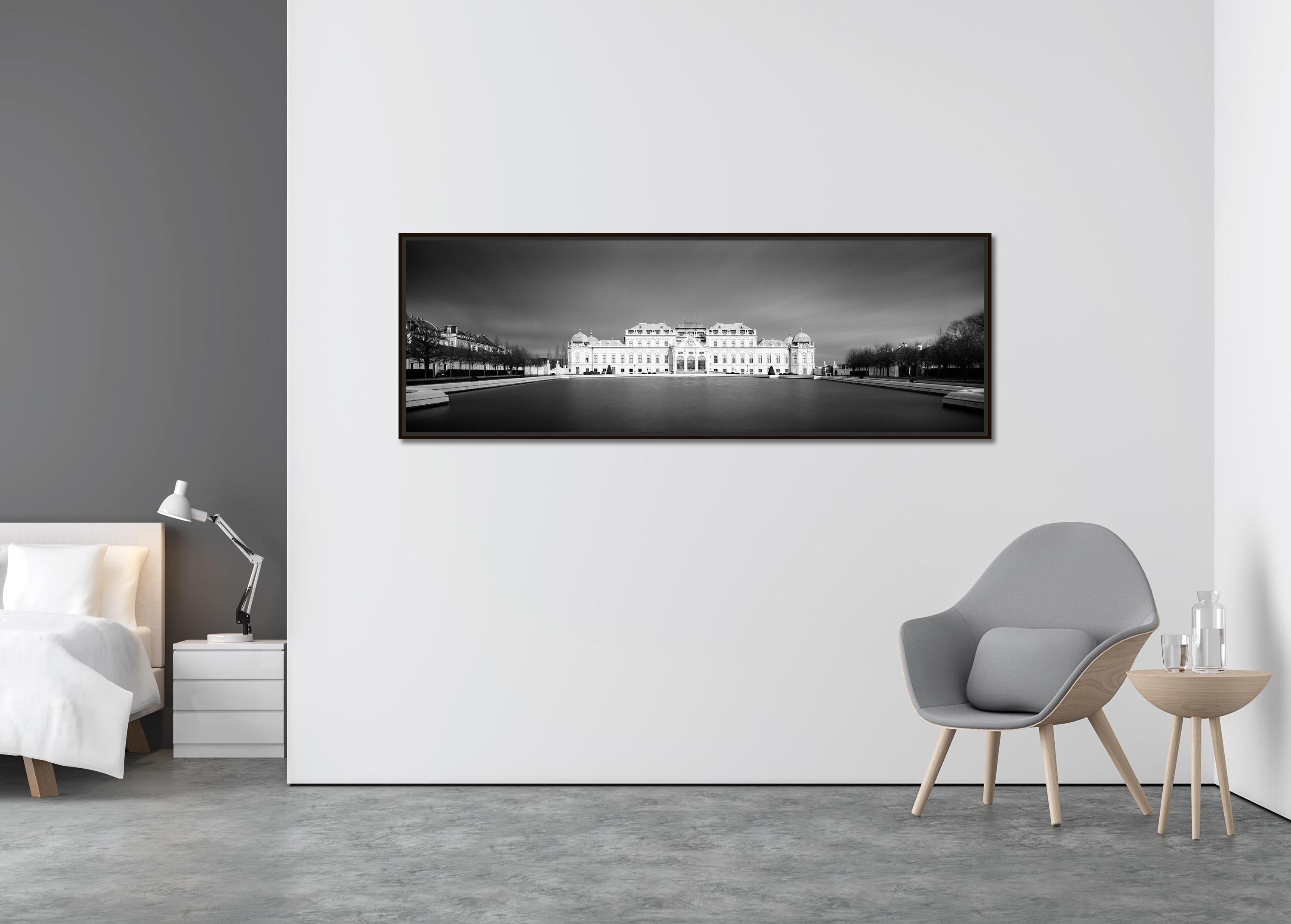 Oberes Belvedere, Panorama, dunkler Himmel, Wien, schwarz-weiß Landschaftsfotografie (Zeitgenössisch), Photograph, von Gerald Berghammer