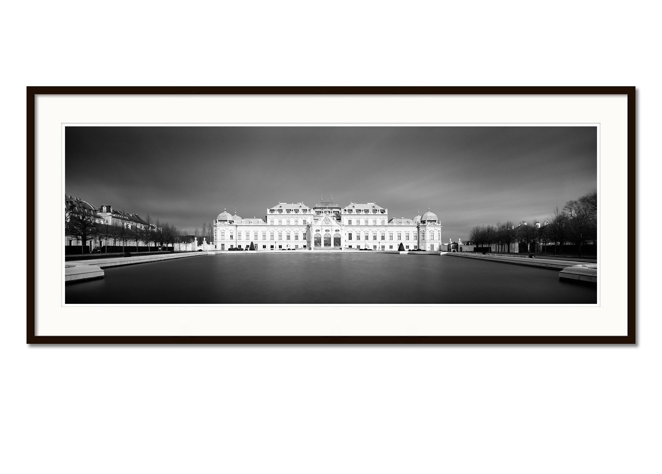 Oberes Belvedere, Panorama, dunkler Himmel, Wien, schwarz-weiß Landschaftsfotografie (Grau), Black and White Photograph, von Gerald Berghammer