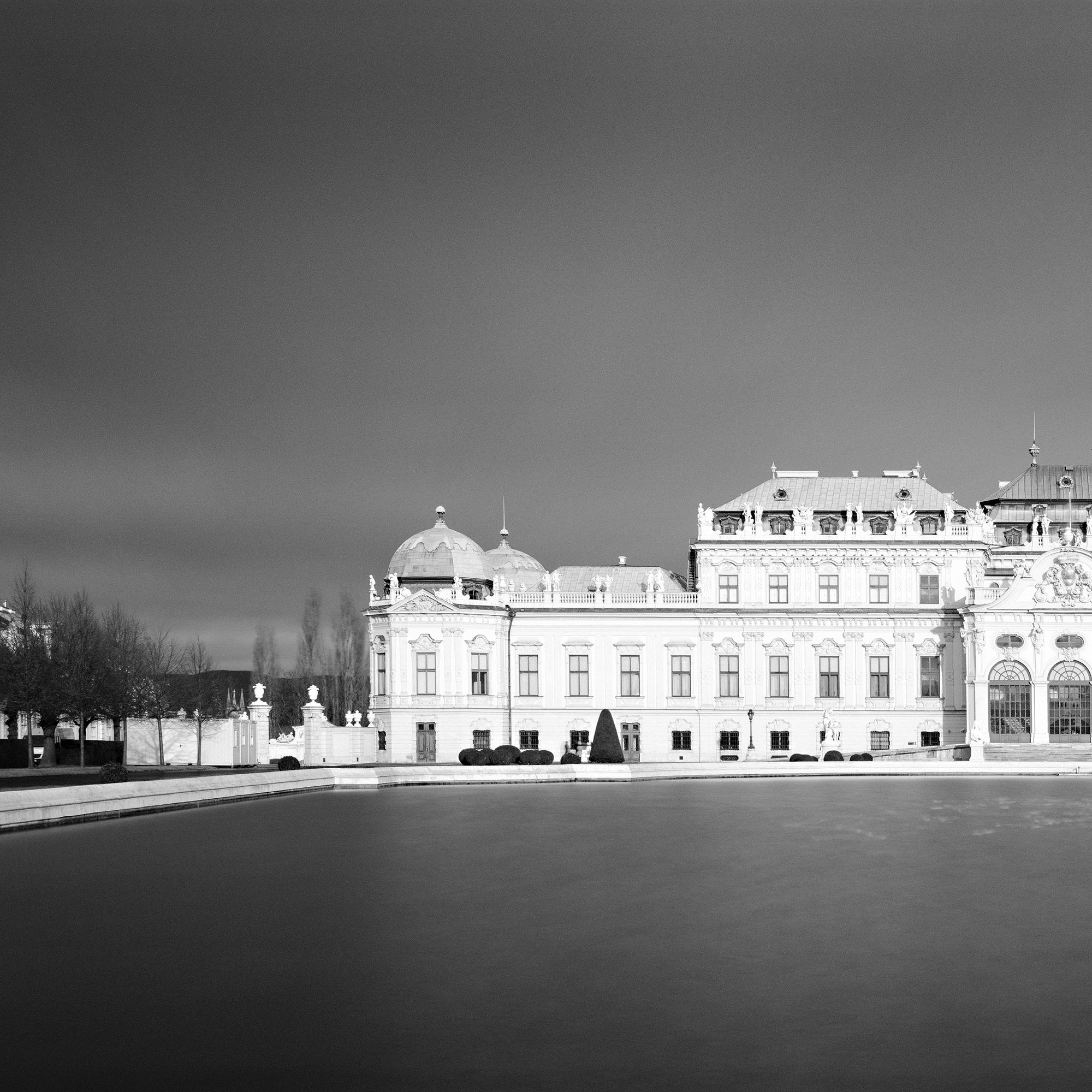 Oberes Belvedere, Panorama, dunkler Himmel, Wien, schwarz-weiß Landschaftsfotografie im Angebot 3