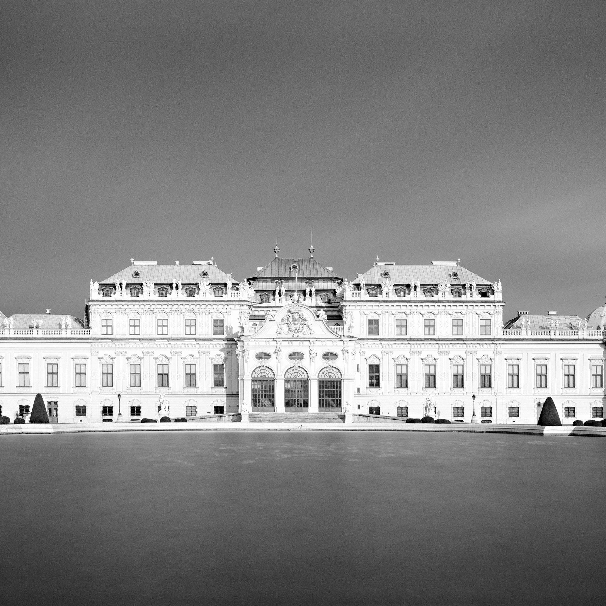 Oberes Belvedere, Panorama, dunkler Himmel, Wien, schwarz-weiß Landschaftsfotografie im Angebot 4
