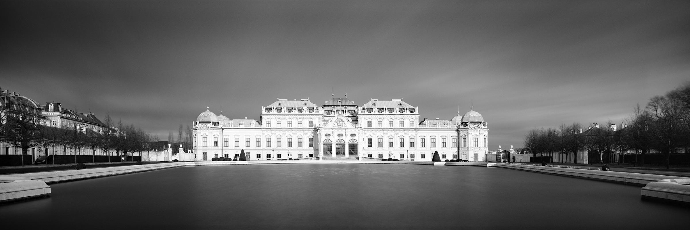 Gerald Berghammer Black and White Photograph – Oberes Belvedere, Panorama, dunkler Himmel, Wien, schwarz-weiß Landschaftsfotografie