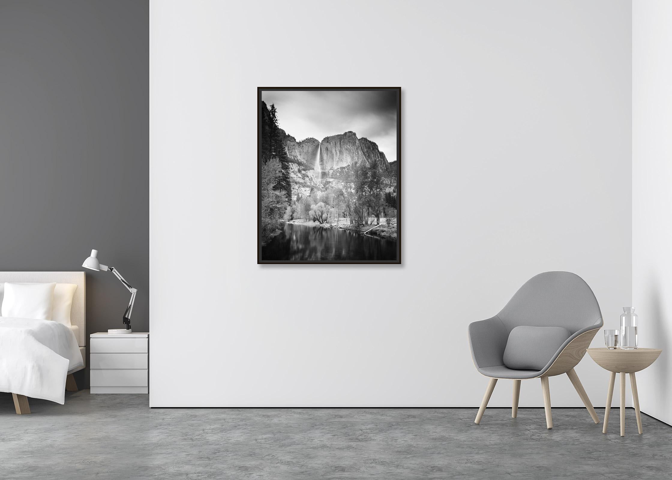 Upper Yosemite Falls, Californie, USA, noir et blanc, photographie de paysage - Contemporain Photograph par Gerald Berghammer