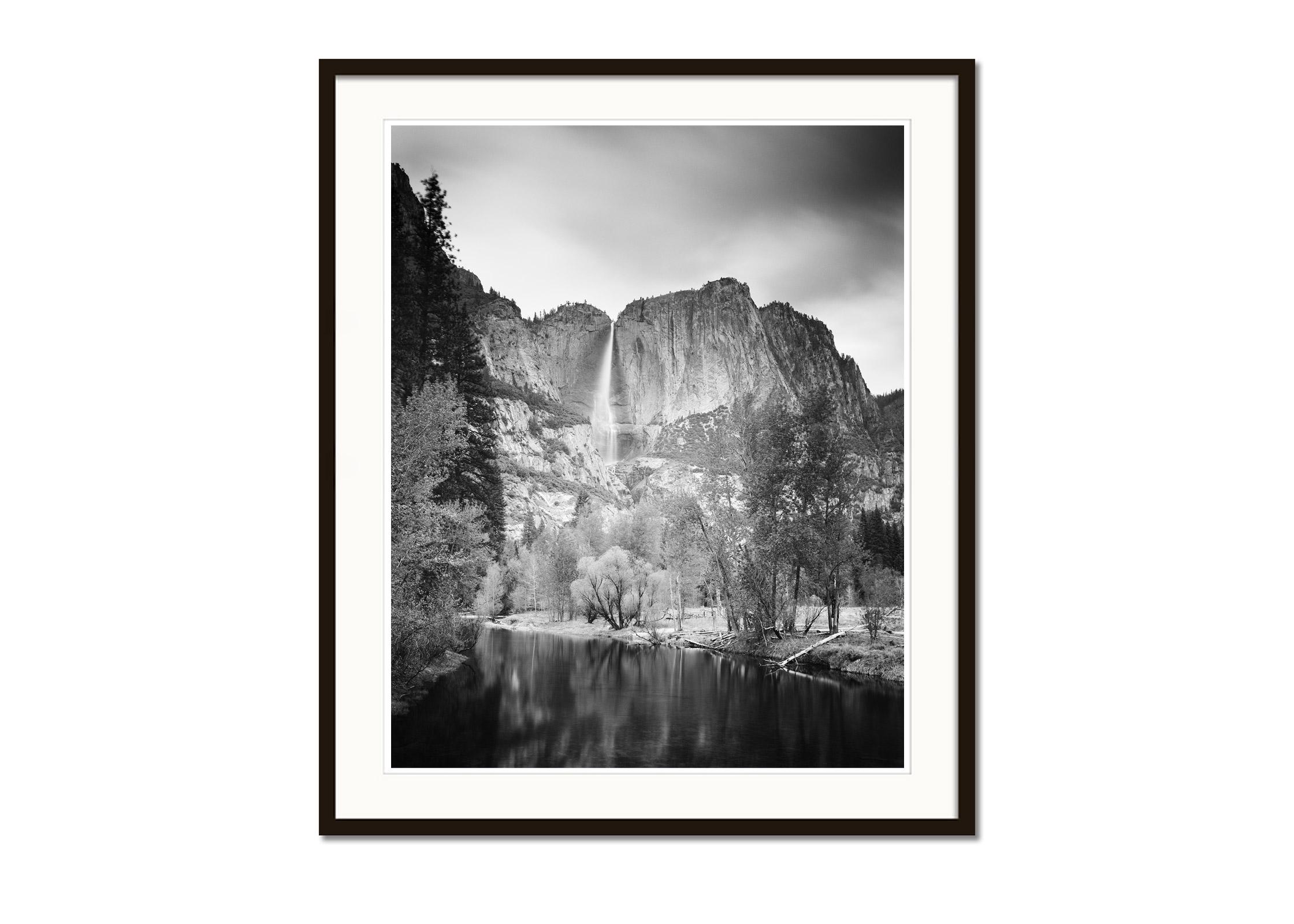 Upper Yosemite Falls, Californie, USA, noir et blanc, photographie de paysage - Gris Landscape Photograph par Gerald Berghammer
