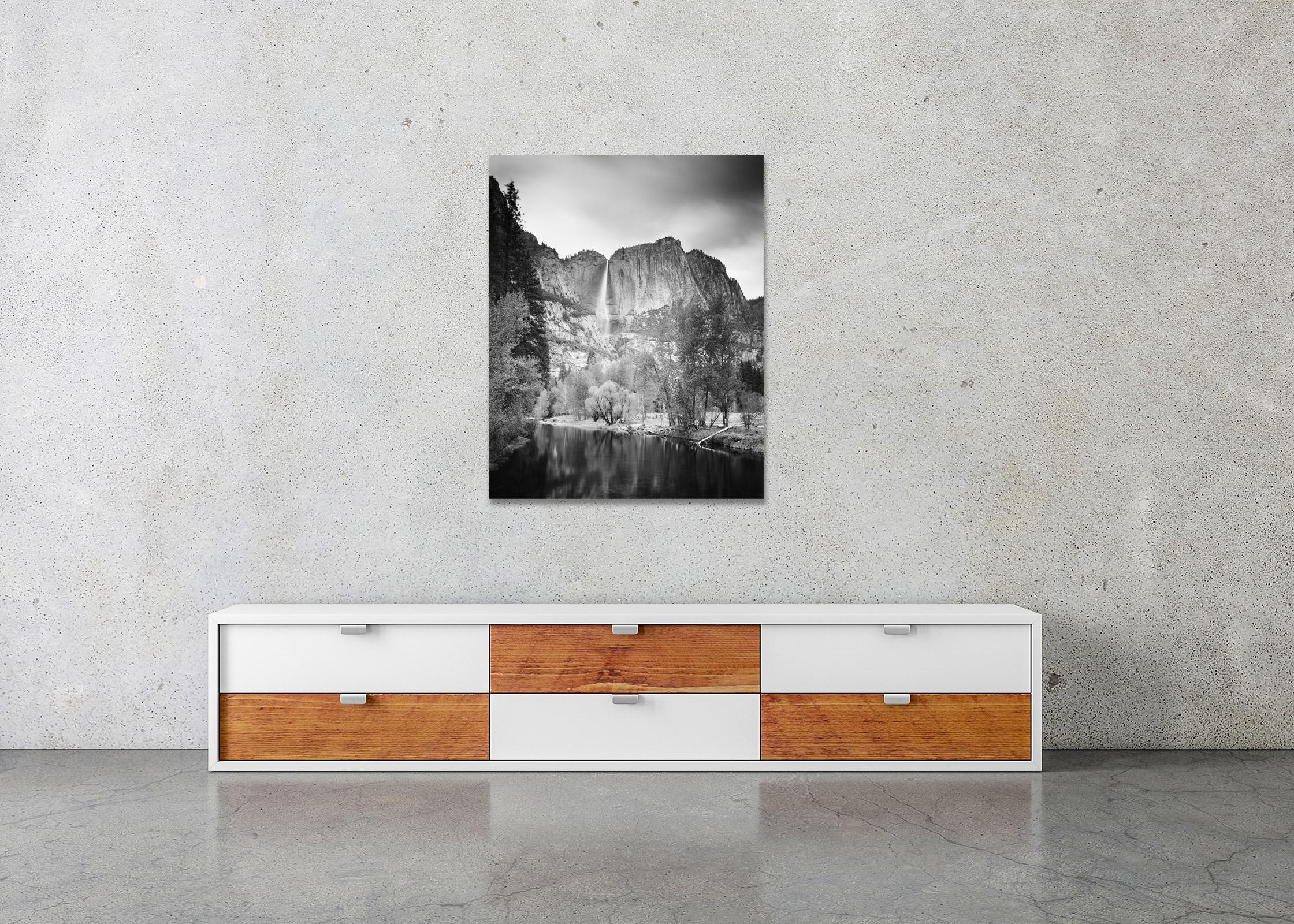 Upper Yosemite Falls, Californie, USA, noir et blanc, photographie de paysage en vente 2
