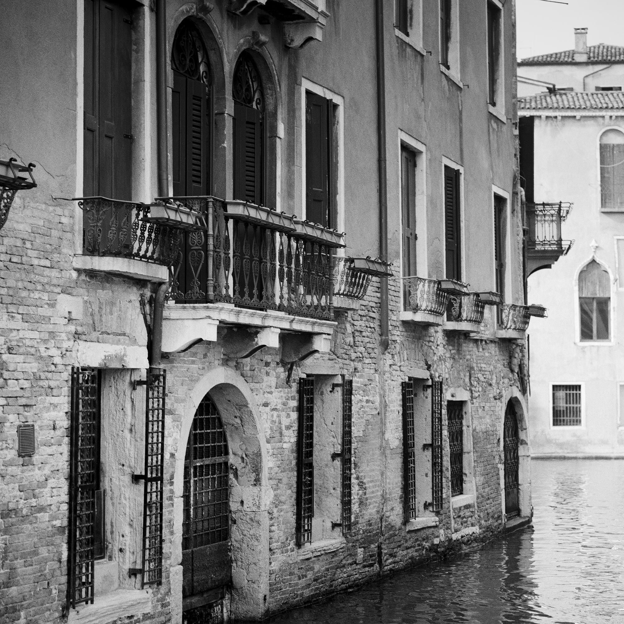 Venise, Gondoliere, Canal, Paysage urbain, Photographie d'art en édition limitée en vente 7