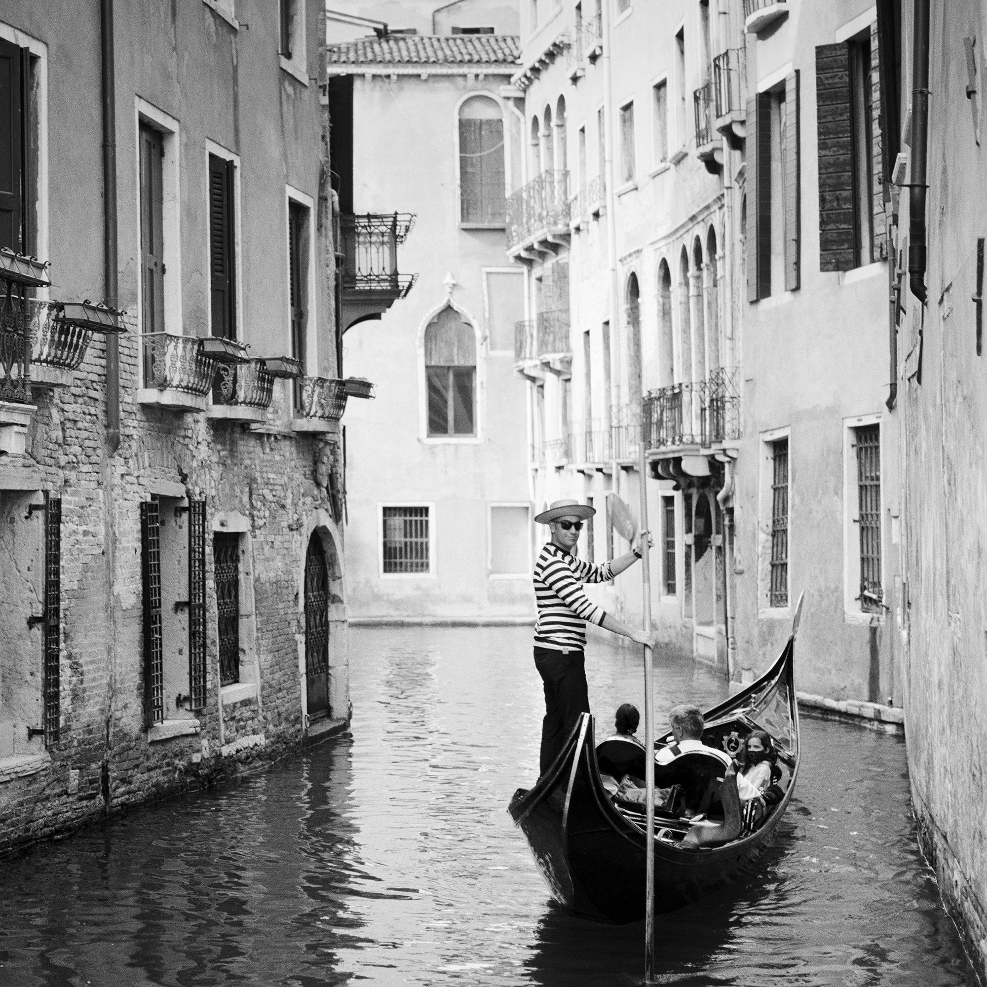 Venise, Gondoliere, Canal, Paysage urbain, Photographie d'art en édition limitée en vente 8