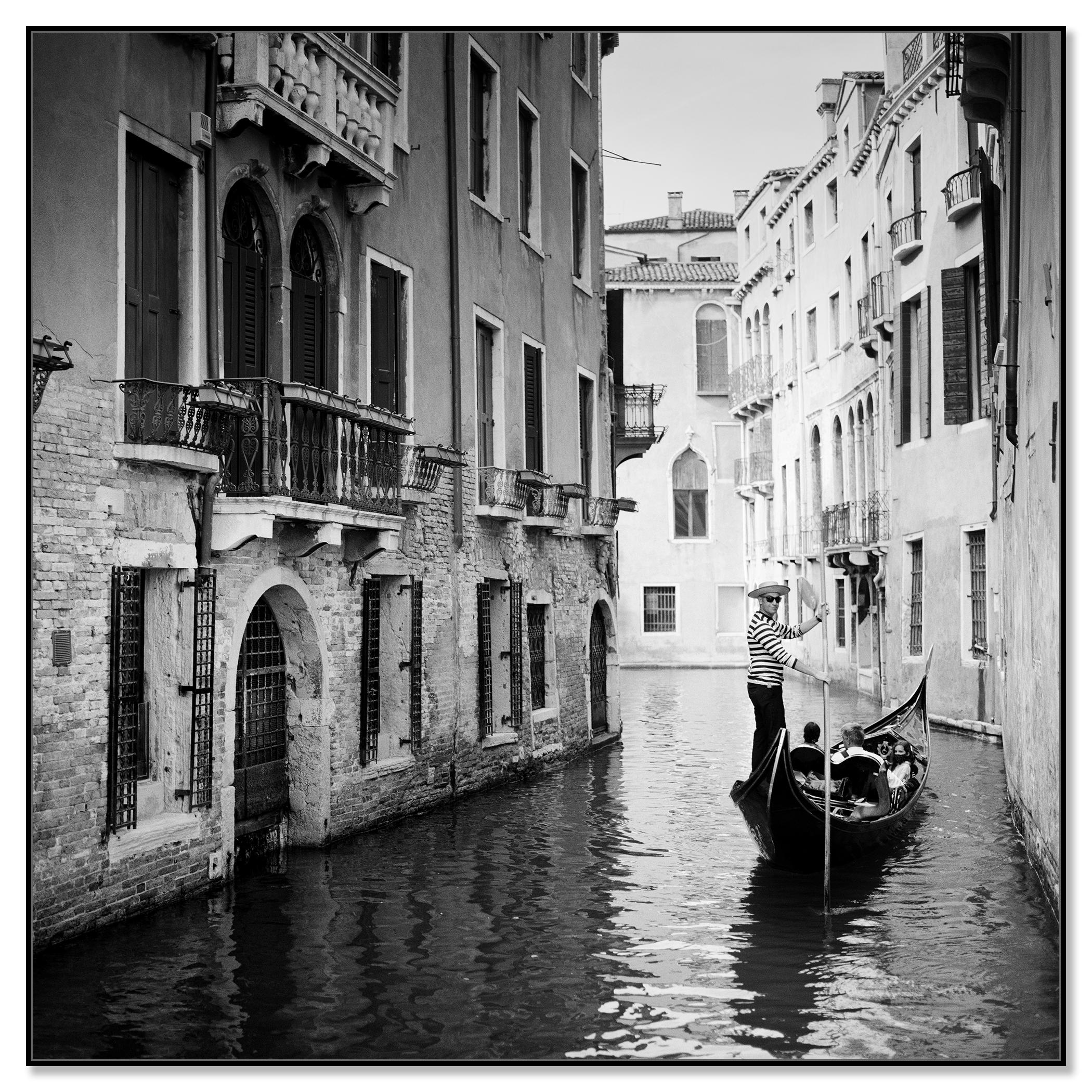 Venise, Gondoliere, Canal, Paysage urbain, Photographie d'art en édition limitée - Gris Landscape Photograph par Gerald Berghammer