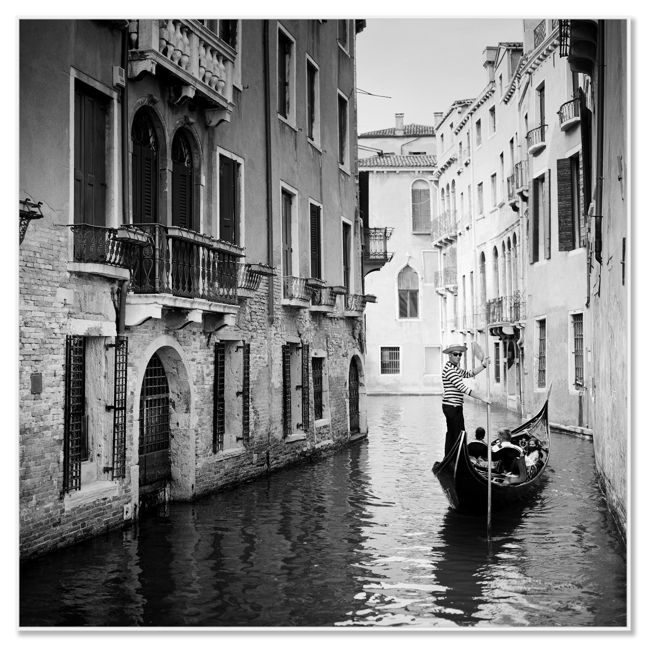 Photographie de paysage en noir et blanc. Belle gondole sur les canaux romantiques au cœur de Venise, en Italie. Épreuve à l'encre pigmentaire d'archives, édition de 9 exemplaires. Signée, titrée, datée et numérotée par l'artiste. Certificat