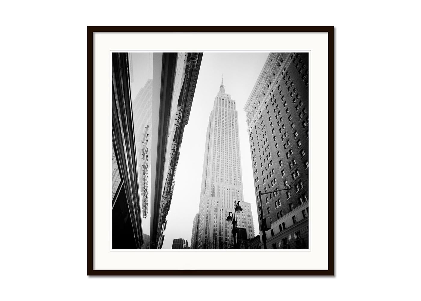 Victorias Secret, Empire State Building, New York City, photographie en noir et blanc - Gris Landscape Photograph par Gerald Berghammer