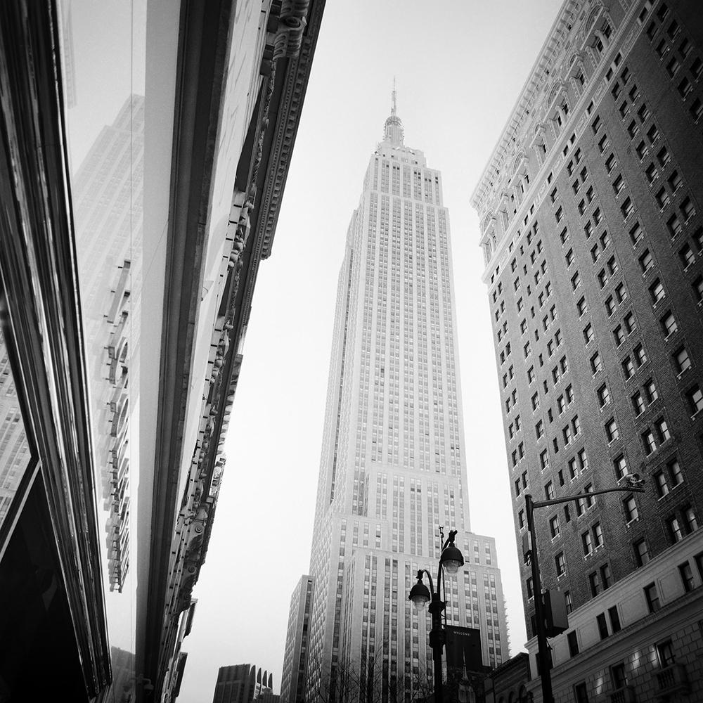 Landscape Photograph Gerald Berghammer - Victorias Secret, Empire State Building, New York City, photographie en noir et blanc