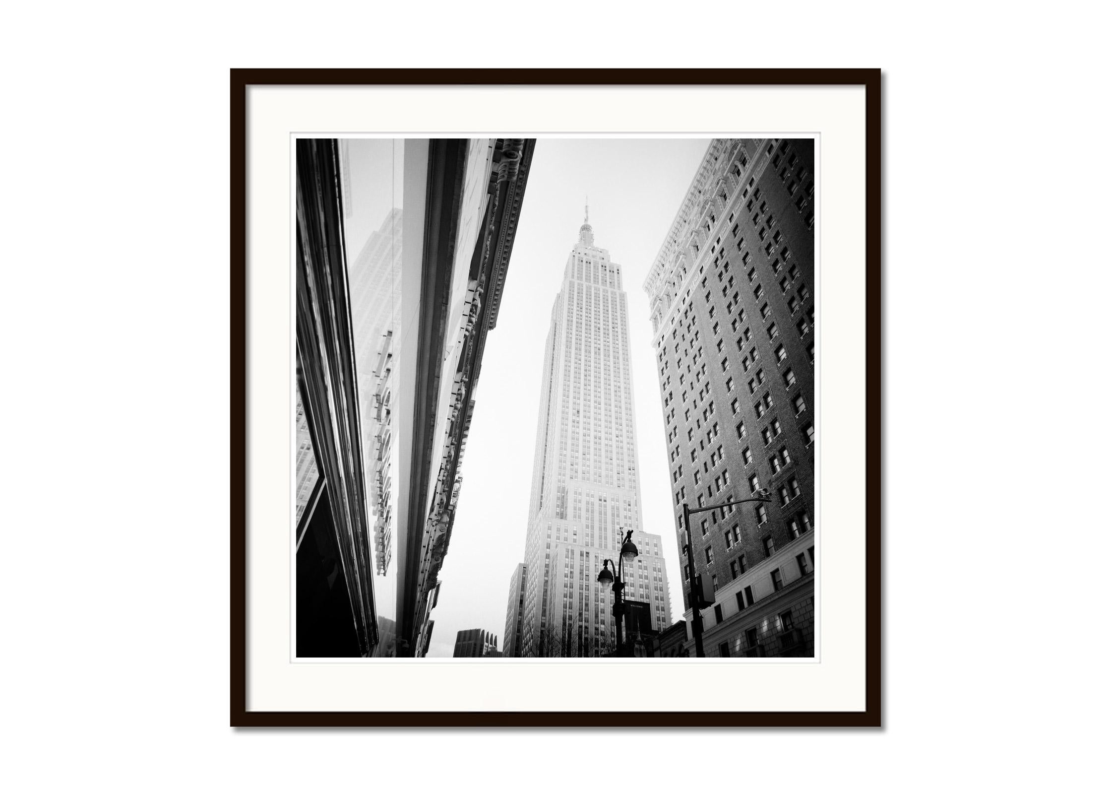 Victorias Secret, Empire State Building, New York, photographie en noir et blanc - Gris Black and White Photograph par Gerald Berghammer
