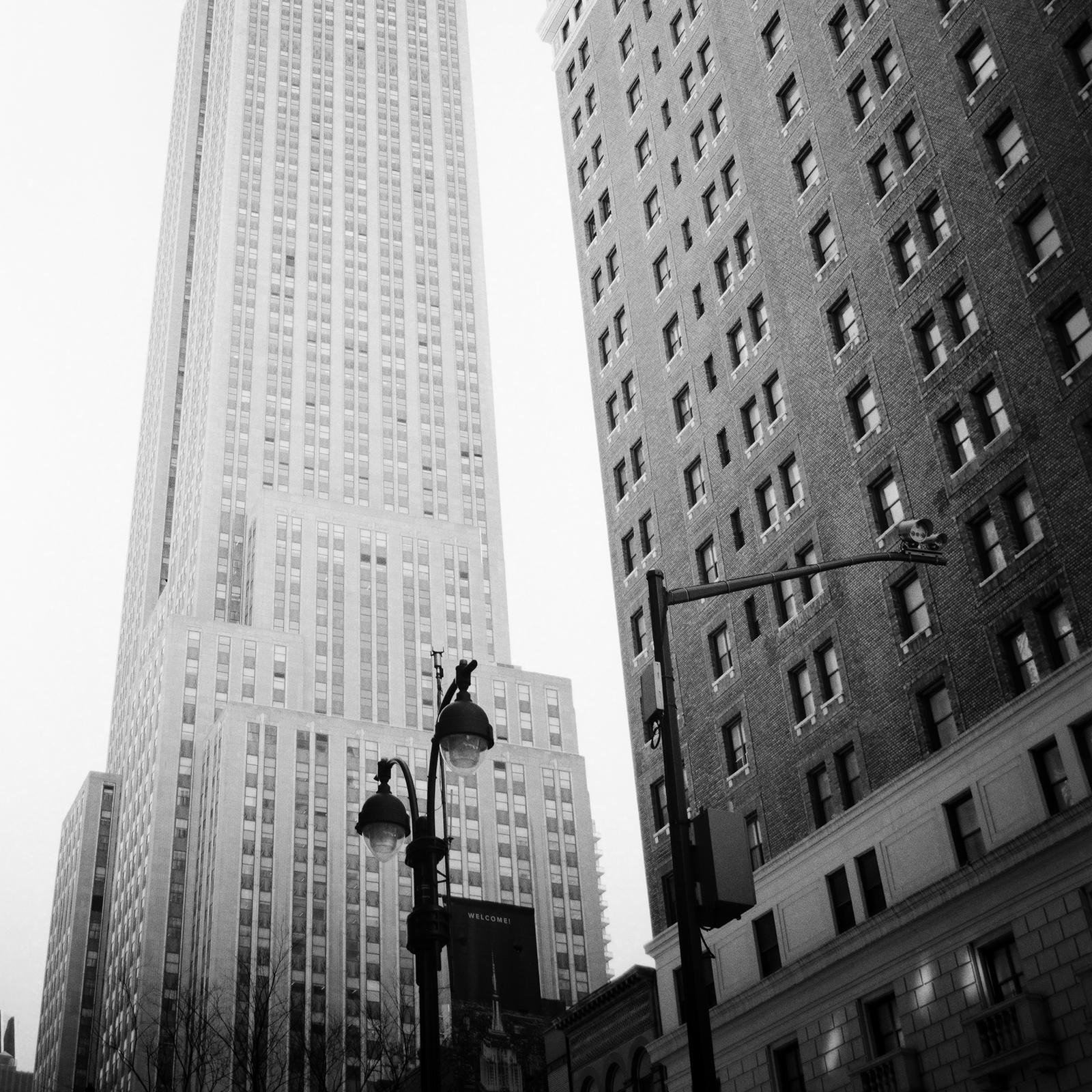 Victorias Secret, Empire State Building, New York City, photographie en noir et blanc en vente 5
