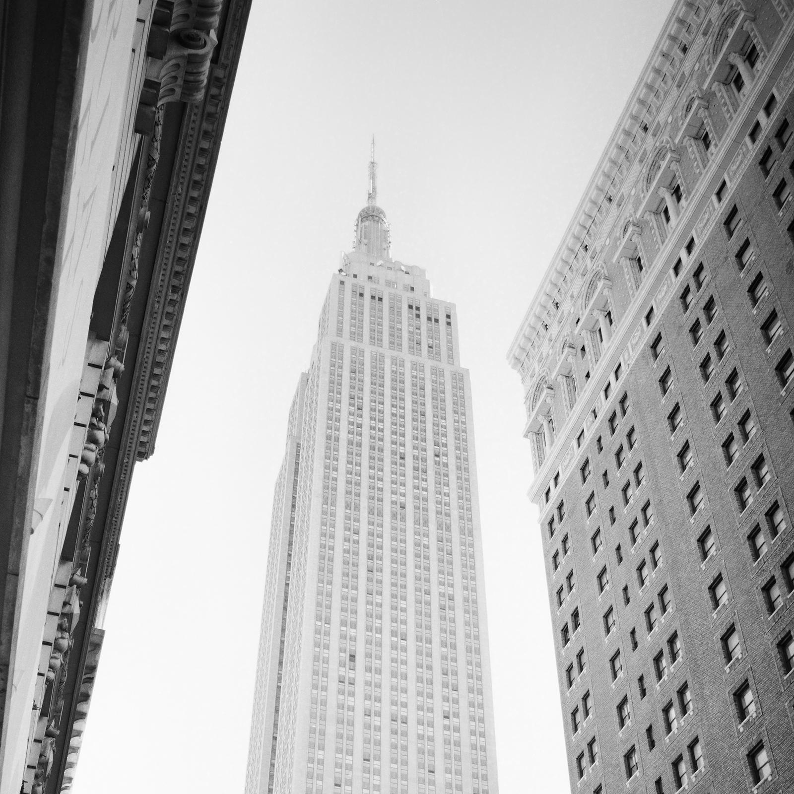 Victorias Secret, Empire State Building, New York City, photographie en noir et blanc en vente 3