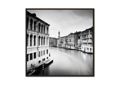 Vista desde el Puente de Rialto, Venecia, fotografía en blanco y negro, paisaje urbano artístico