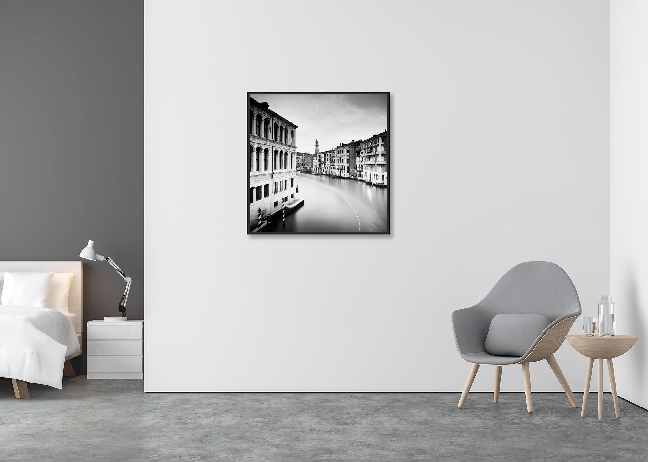Blick von der Rialto-Brücke, Venedig, Schwarz-Weiß-Fotografie, Stadtbild (Zeitgenössisch), Photograph, von Gerald Berghammer