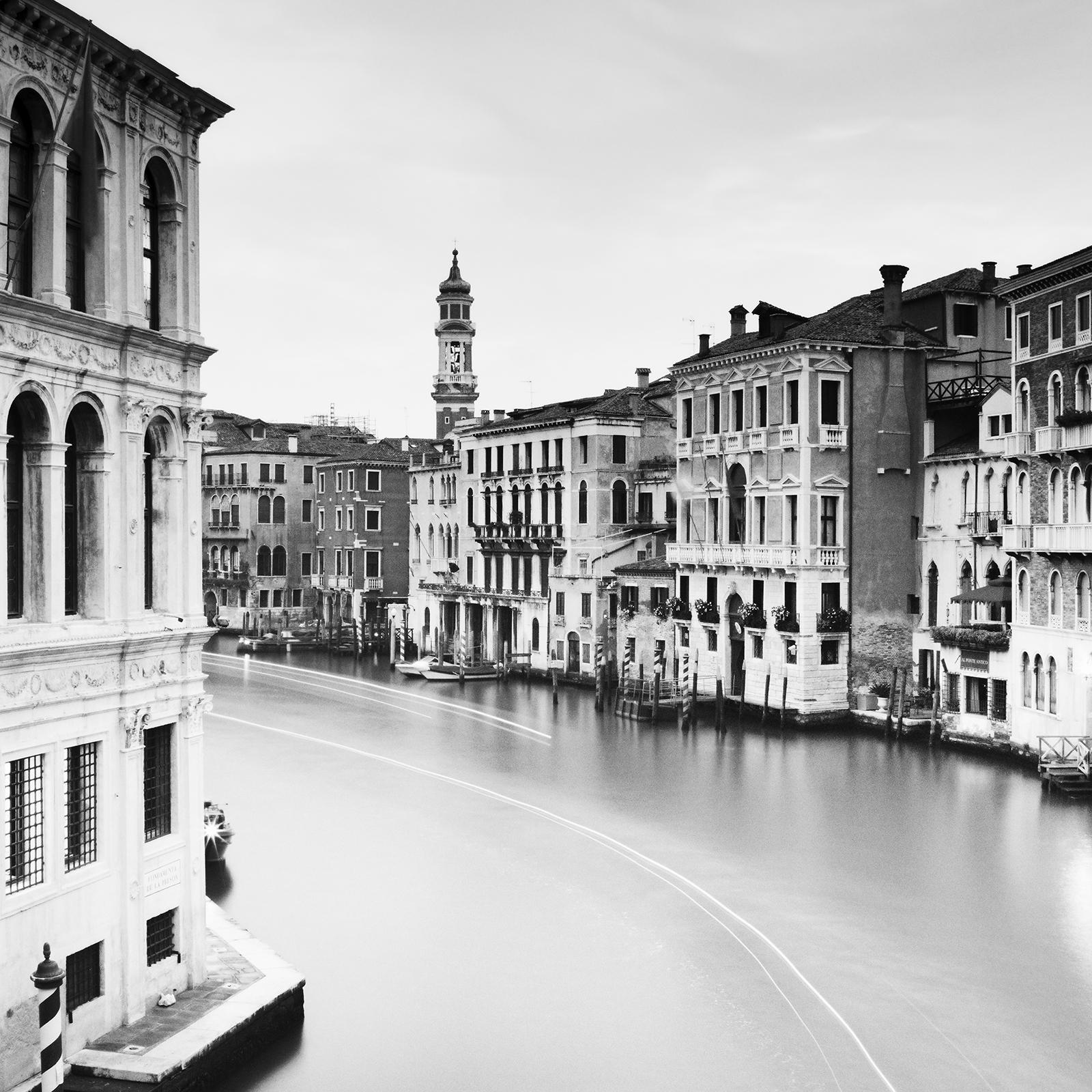 Blick von der Rialto-Brücke, Venedig, Schwarz-Weiß-Fotografie, Stadtbild im Angebot 3