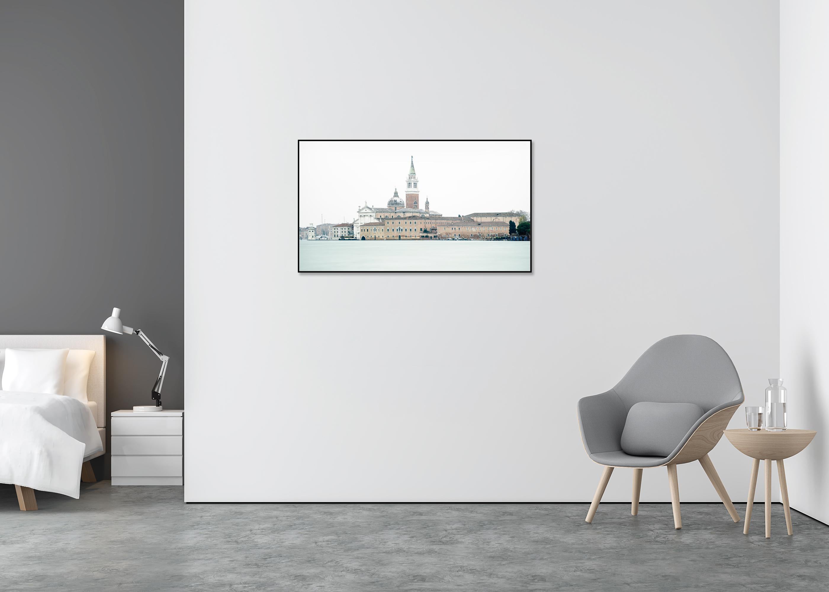 Vue de Venise - panorama urbain - San Giorgio Maggiore - édition limitée - Gris Color Photograph par Gerald Berghammer