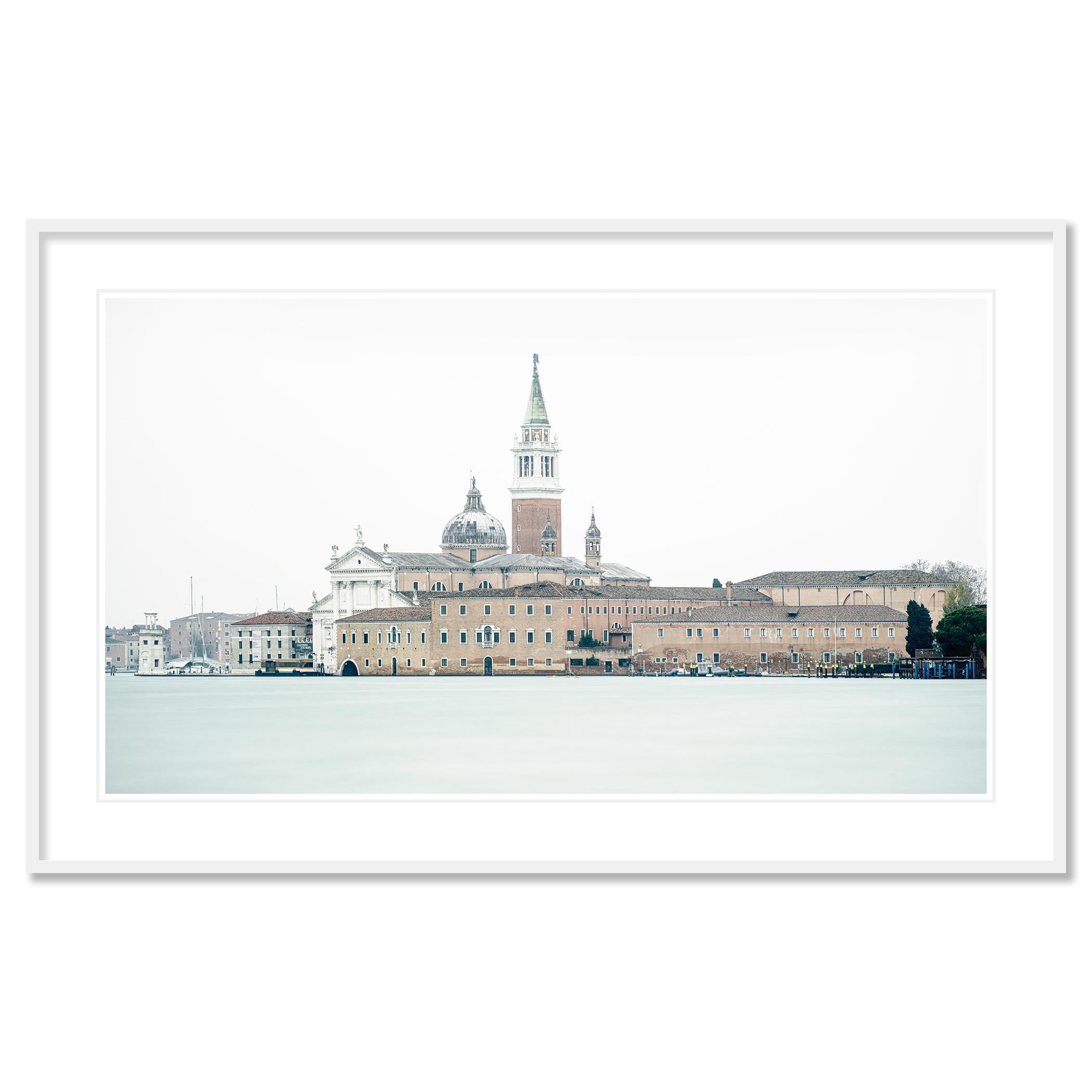 Gerald Berghammer - Photo de paysage urbain en couleur. Paysage urbain vénitien avec des bâtiments historiques et le San Giorgio Maggiore avec un grand clocher par temps couvert.

Tous les tirages de Gerald Berghammer sont réalisés sur commande en