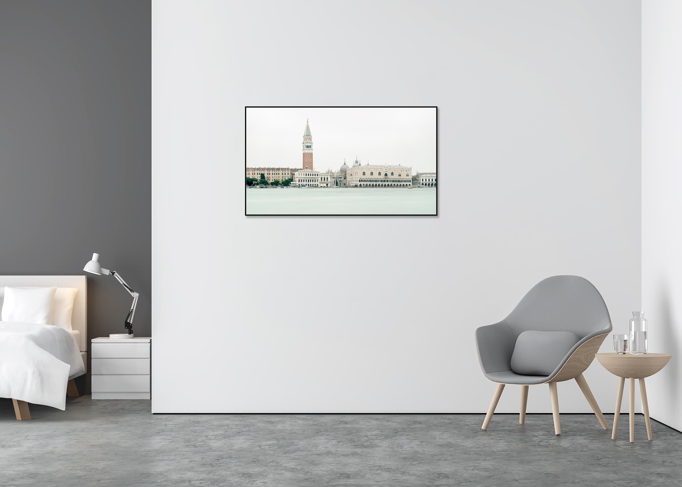 Vue de Venise, panorama urbain, San MarCo, Italie - édition limitée - Gris Landscape Photograph par Gerald Berghammer