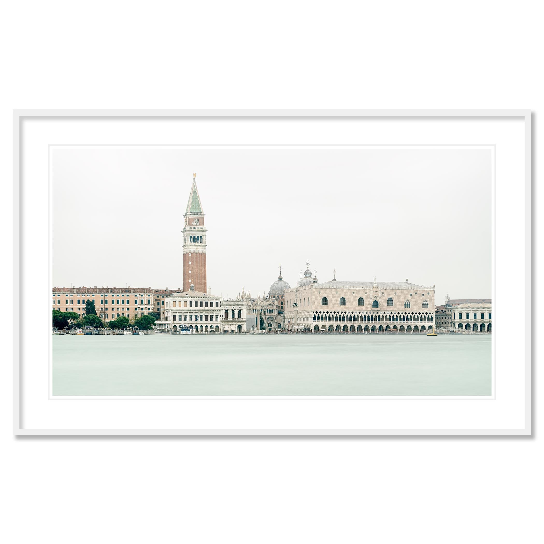 Gerald Berghammer - Photographie de paysages urbains en couleur. Vue du paysage urbain de Venise avec le Campanile di San Marco, des bâtiments historiques et des structures en forme de dôme.

Tous les tirages de Gerald Berghammer sont réalisés sur