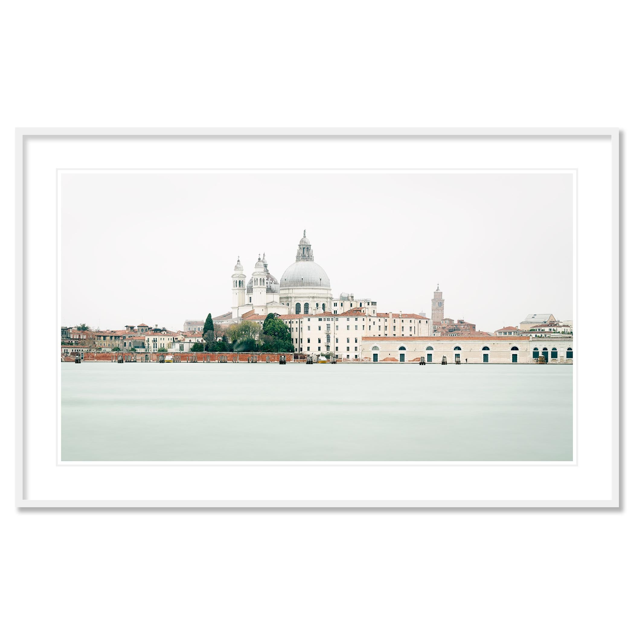 Gerald Berghammer - Photographie de paysages urbains en couleur. Vue du paysage urbain de Venise avec le Campanile di San Marco, des bâtiments historiques et des structures en forme de dôme.

Tous les tirages de Gerald Berghammer sont réalisés sur