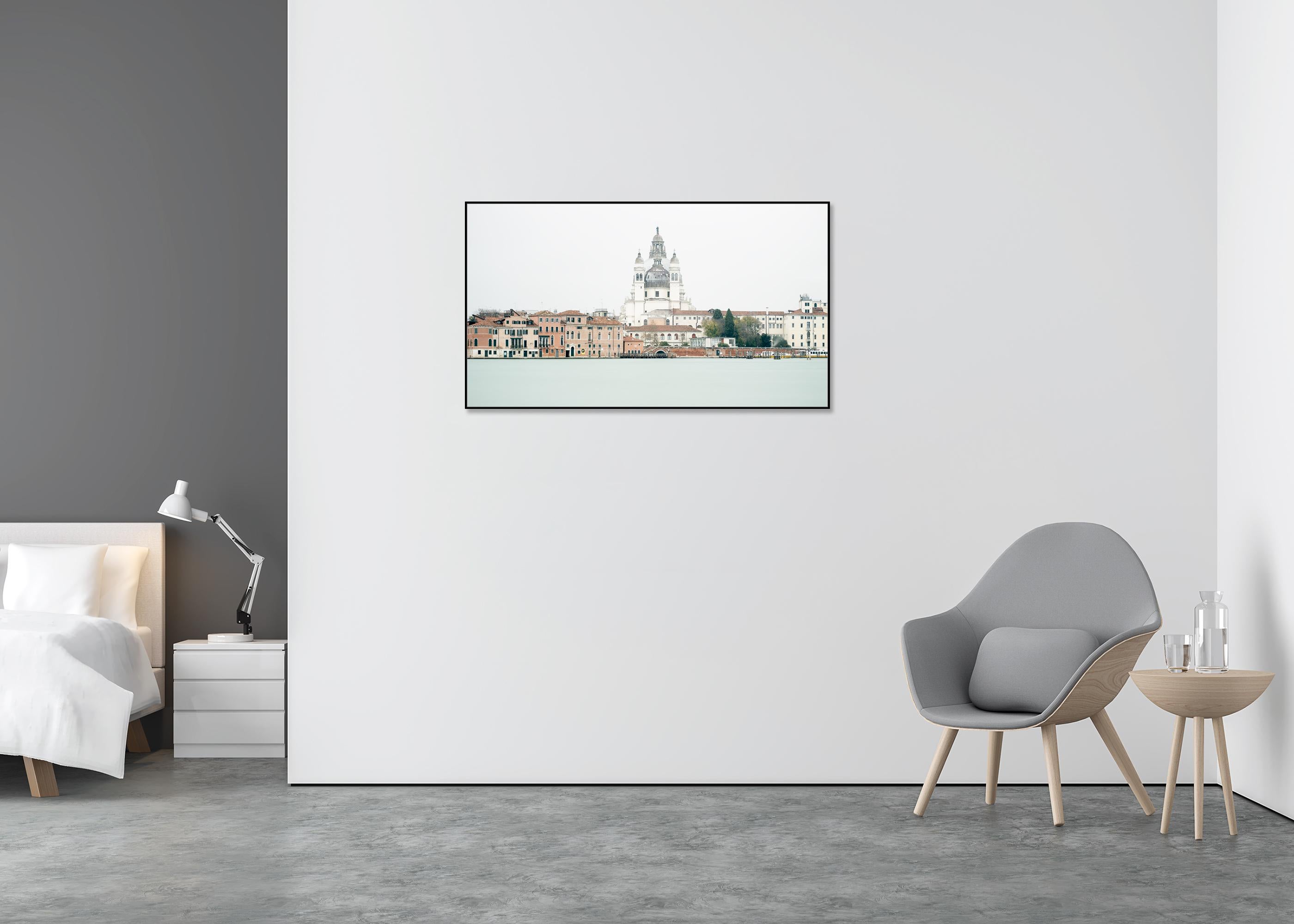Vue de Venise - panorama de la ville - Santa Maria della Salute - édition limitée - Gris Color Photograph par Gerald Berghammer