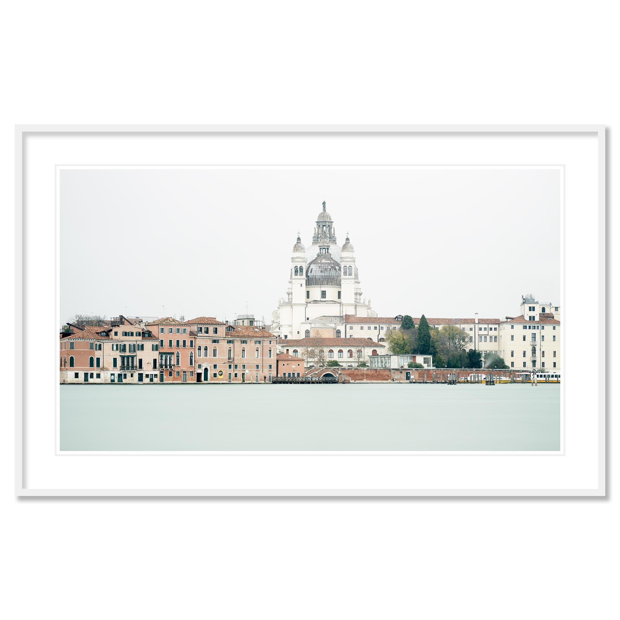 Gerald Berghammer - Photo de paysage urbain en couleur. Paysage urbain avec une cathédrale historique, l'eau au premier plan, avec des bâtiments aux couleurs pastel le long du front de mer.

Tous les tirages de Gerald Berghammer sont réalisés sur