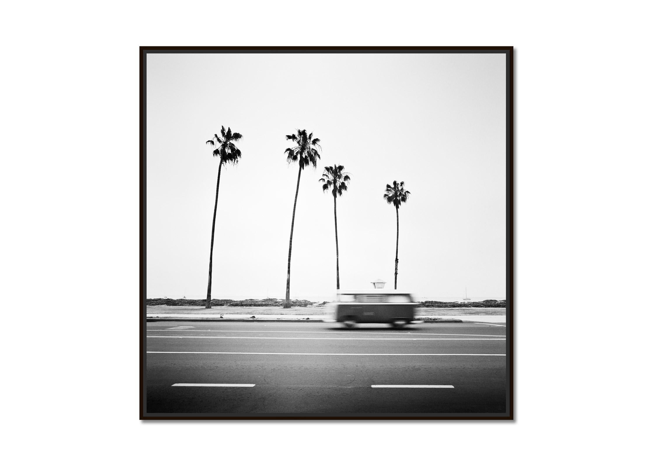 VW Bus T2, Santa Barbara, Kalifornien, Schwarz-Weiß, Landschaft, Fotografie – Photograph von Gerald Berghammer