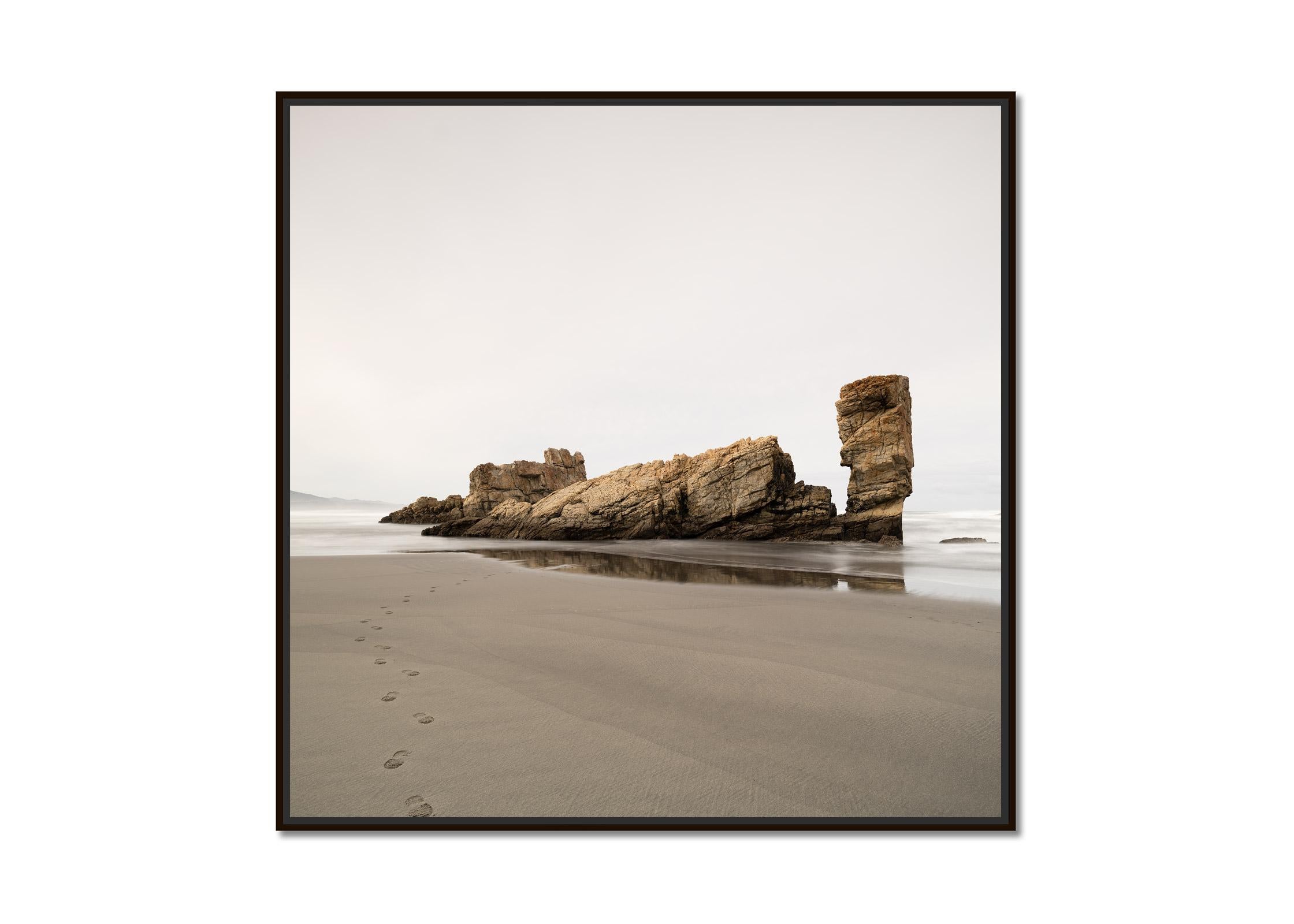 Paseo por la Playa, Mar Cantábrico, fotografía en color, edición limitada, paisaje terrestre - Photograph de Gerald Berghammer