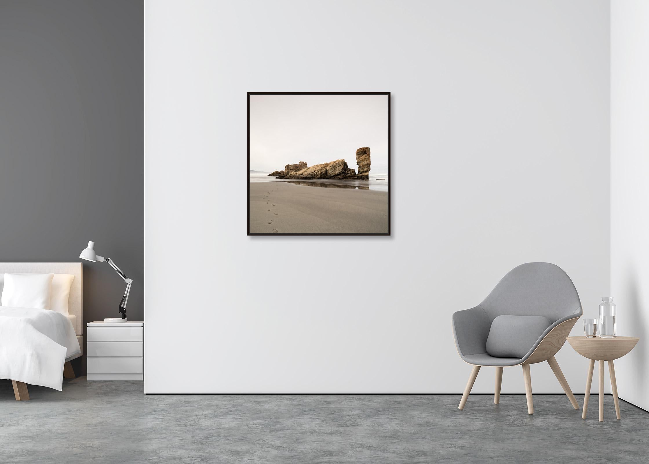 Paseo por la Playa, Mar Cantábrico, fotografía en color, edición limitada, paisaje terrestre - Photograph Contemporáneo de Gerald Berghammer