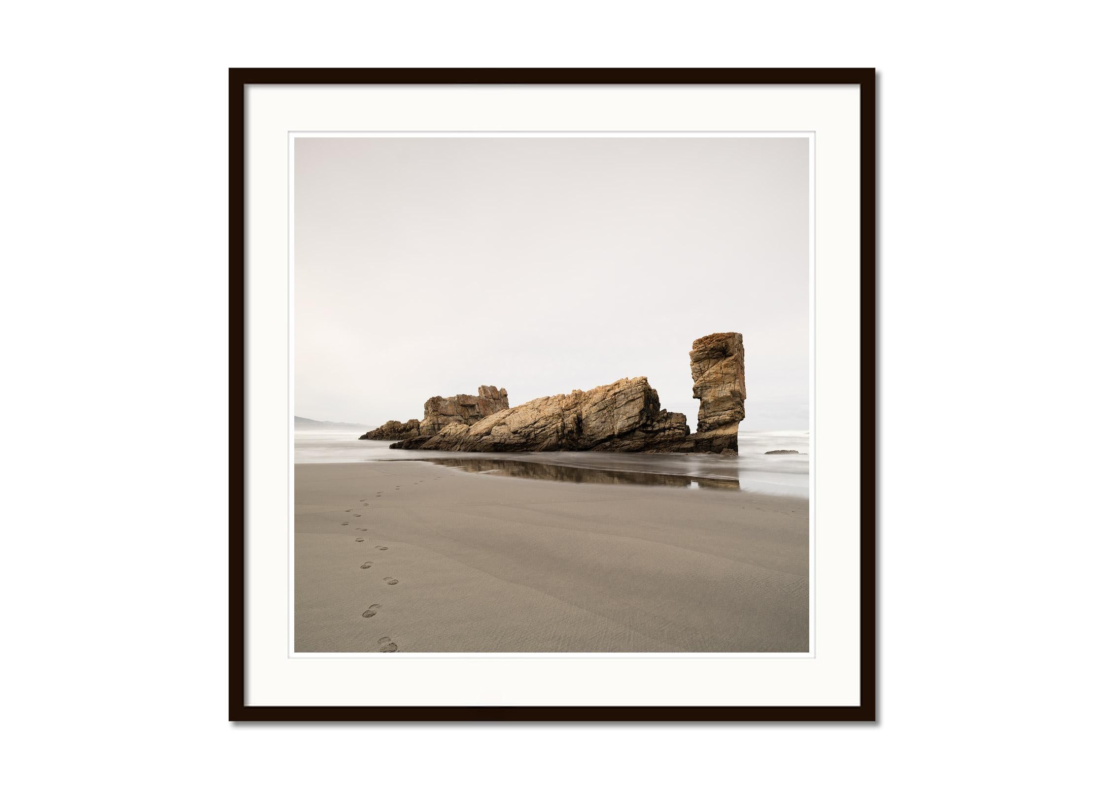 Paseo por la Playa, Mar Cantábrico, fotografía en color, edición limitada, paisaje terrestre - Landscape Photograph Beige de Gerald Berghammer