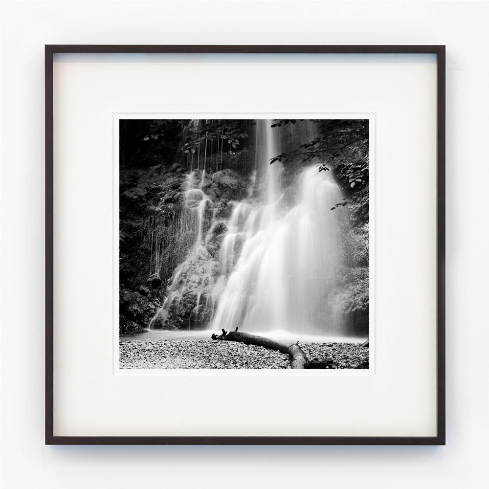Wasserfall, Bayern, Deutschland, Schwarz-Weiß-Fotografie, Kunstlandschaft (Grau), Black and White Photograph, von Gerald Berghammer