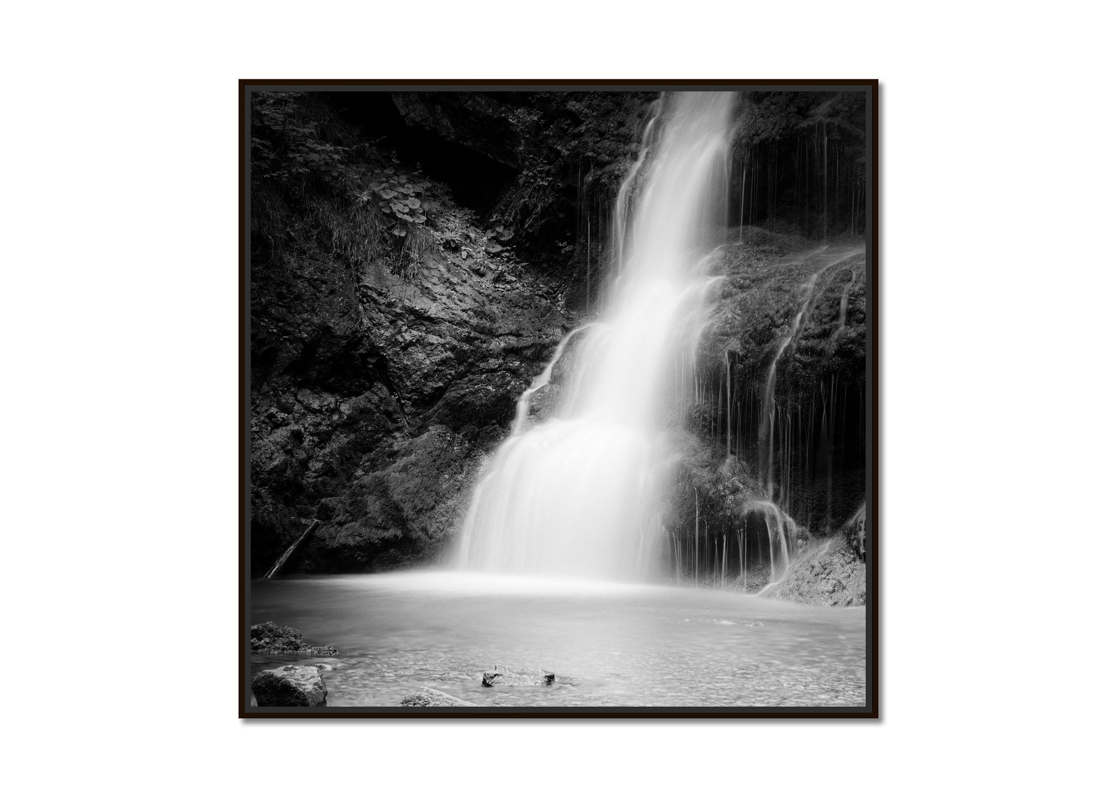 Wasserfall, Bayern, Deutschland, Schwarz-Weiß-Landschaftsfotografie mit Langzeitbelichtung – Photograph von Gerald Berghammer