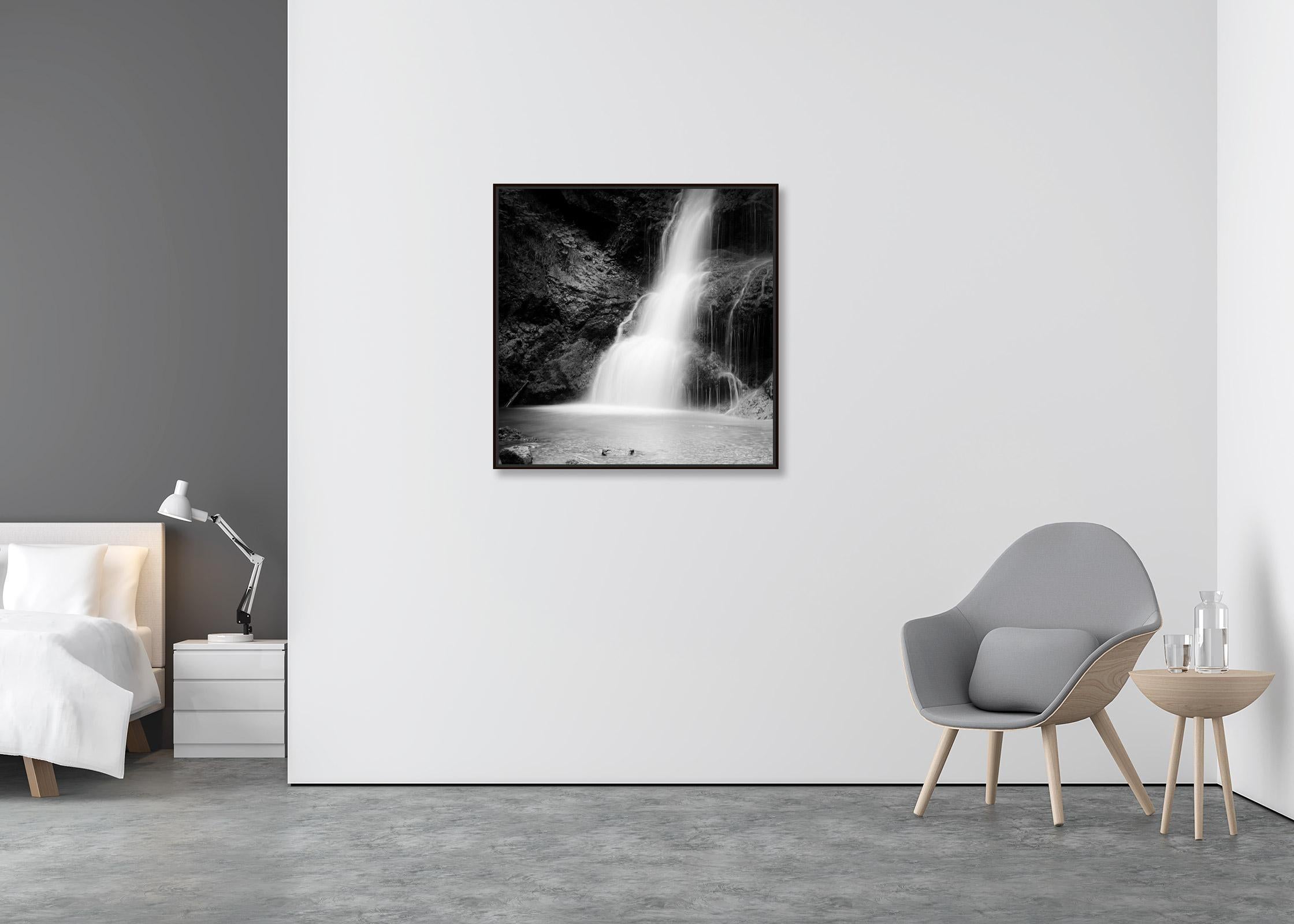 Wasserfall, Bayern, Deutschland, Schwarz-Weiß-Landschaftsfotografie mit Langzeitbelichtung (Zeitgenössisch), Photograph, von Gerald Berghammer