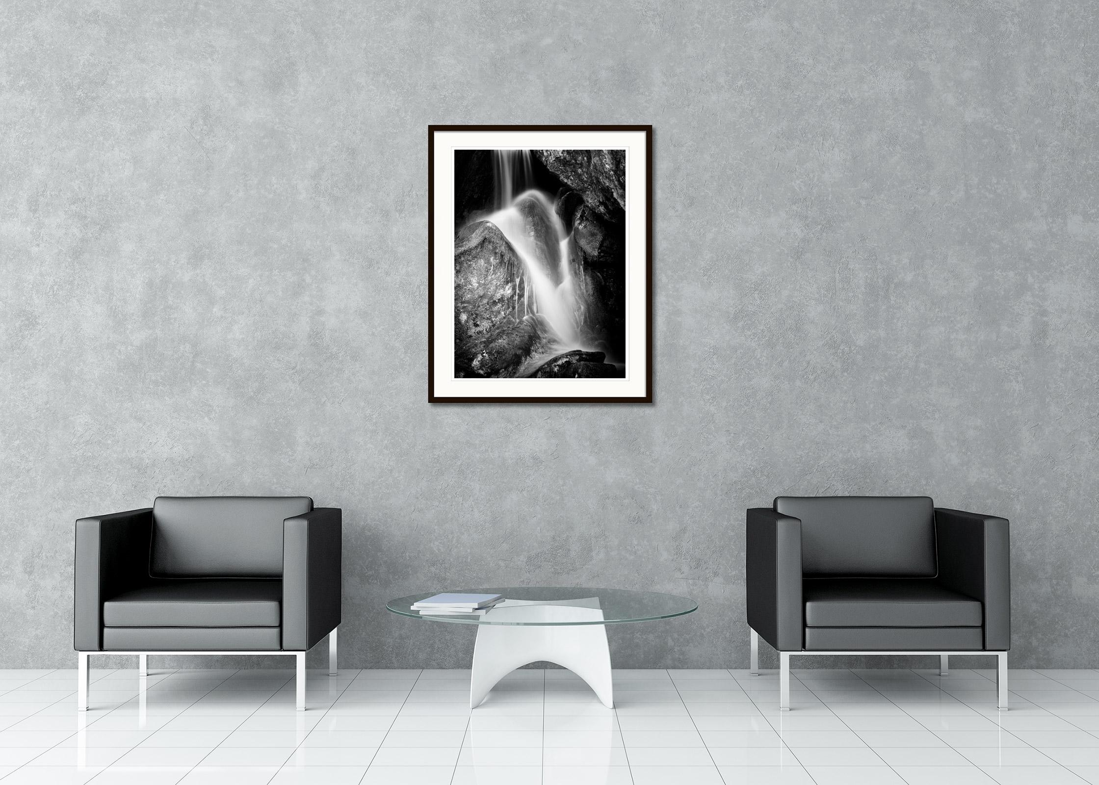 Dettaglio cascata, bianco e nero, lunga esposizione, paesaggio acquatico, fotografia, arte - Landscape Photograph Nero di Gerald Berghammer